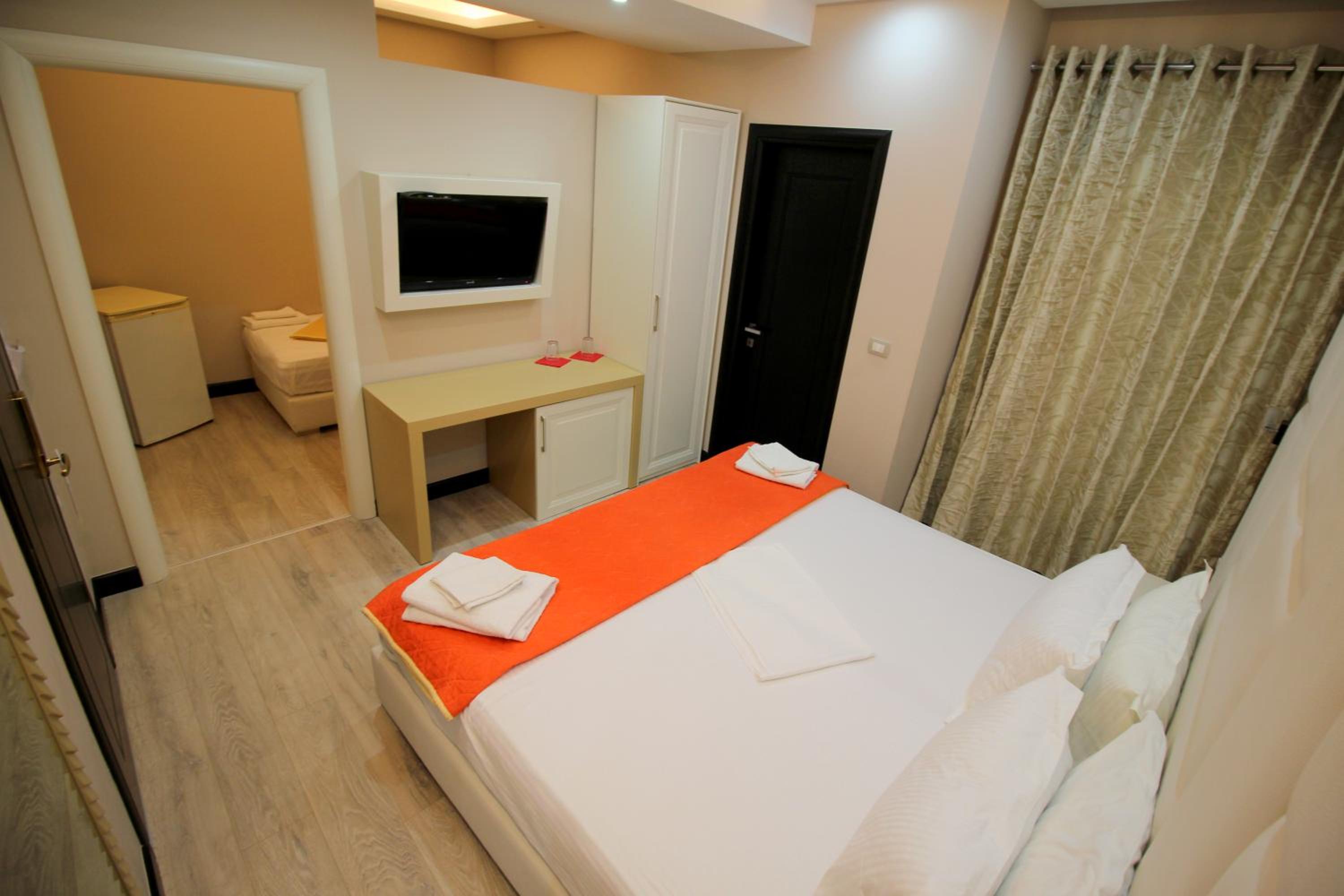 Double or Twin Room with Balcony and Partial Sea View photo 3