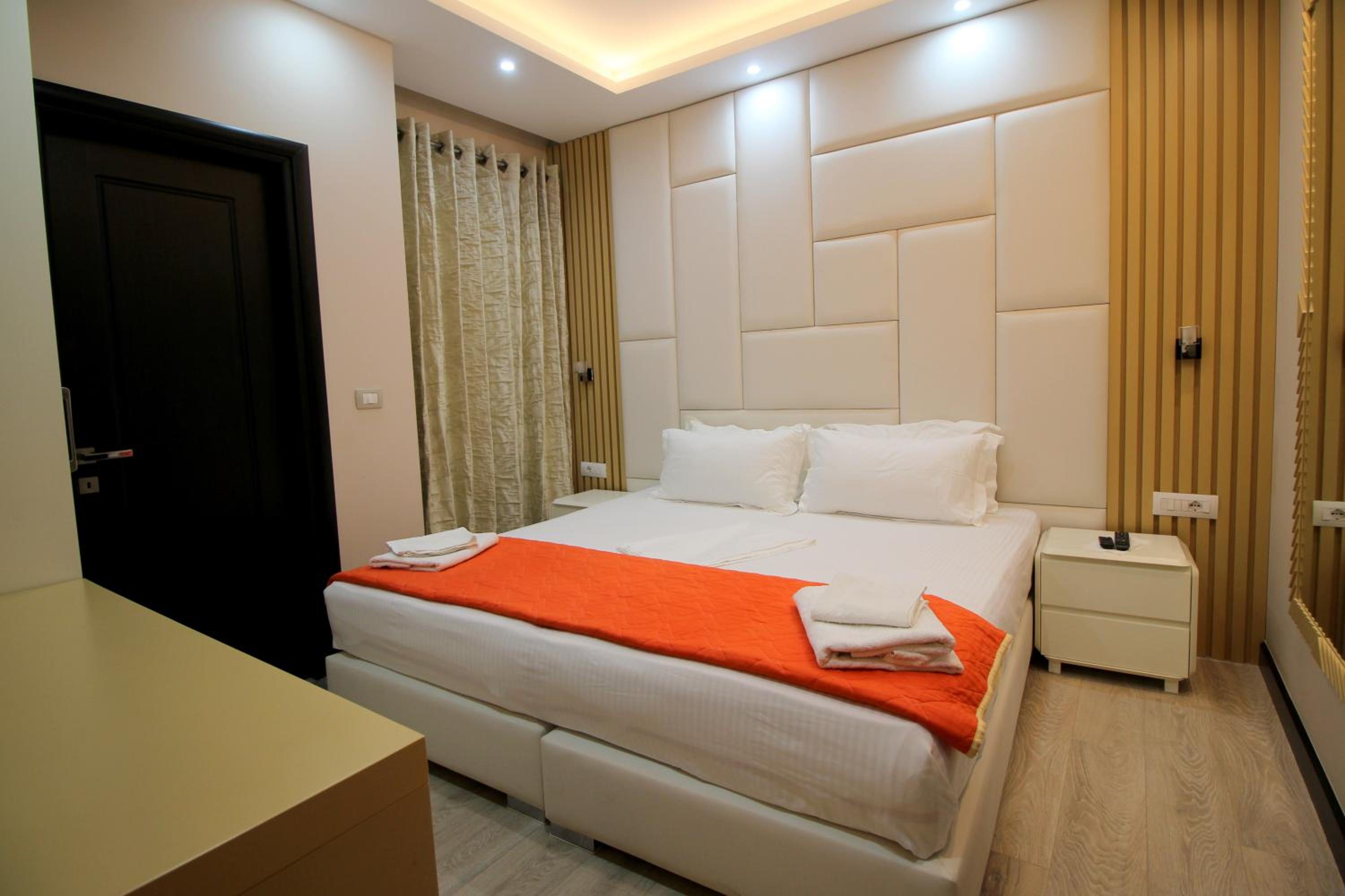 Double or Twin Room with Balcony and Partial Sea View photo 1