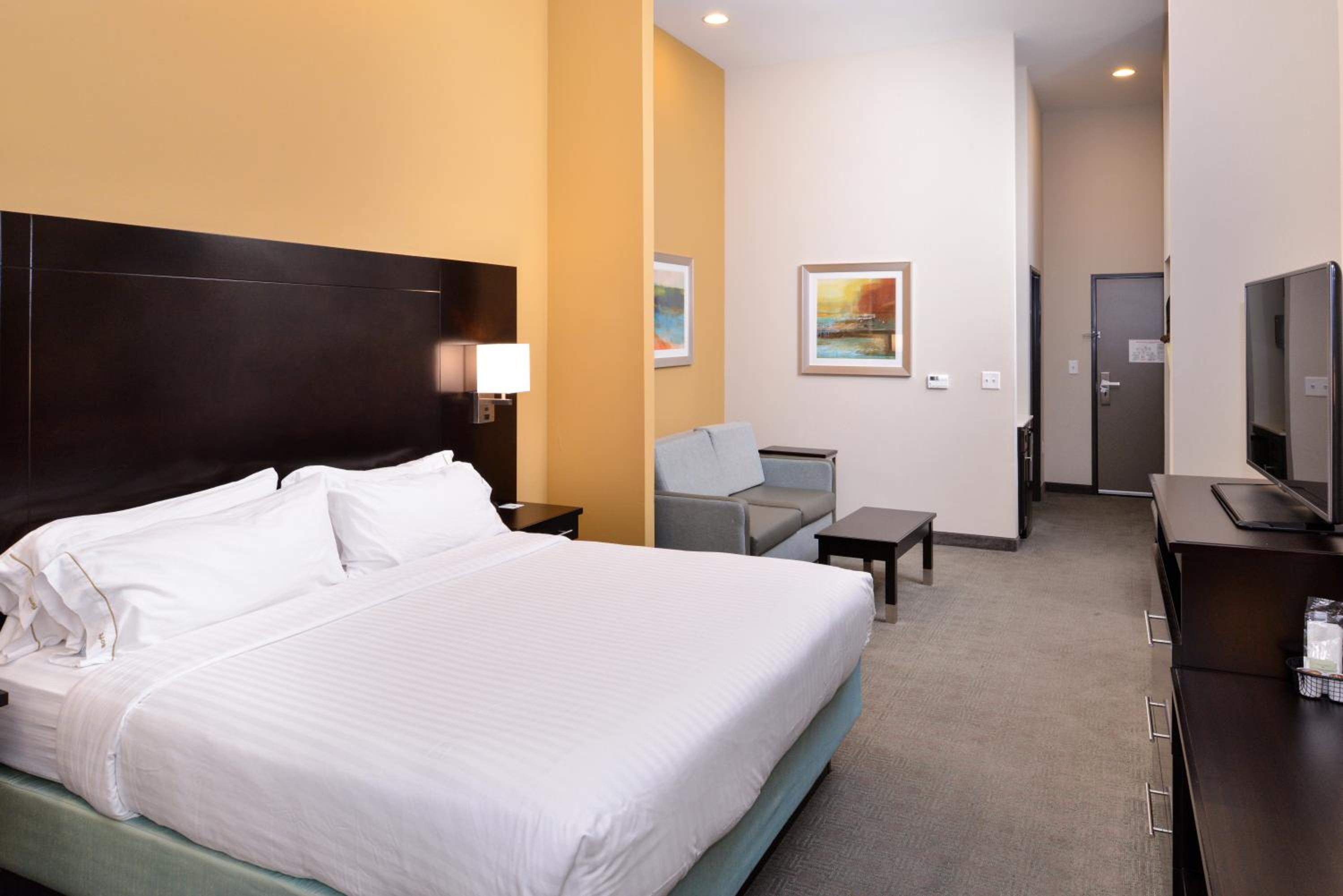 Suite, 1 King Bed with Sofa bed, Accessible Bathtub (Communications, Mobility)