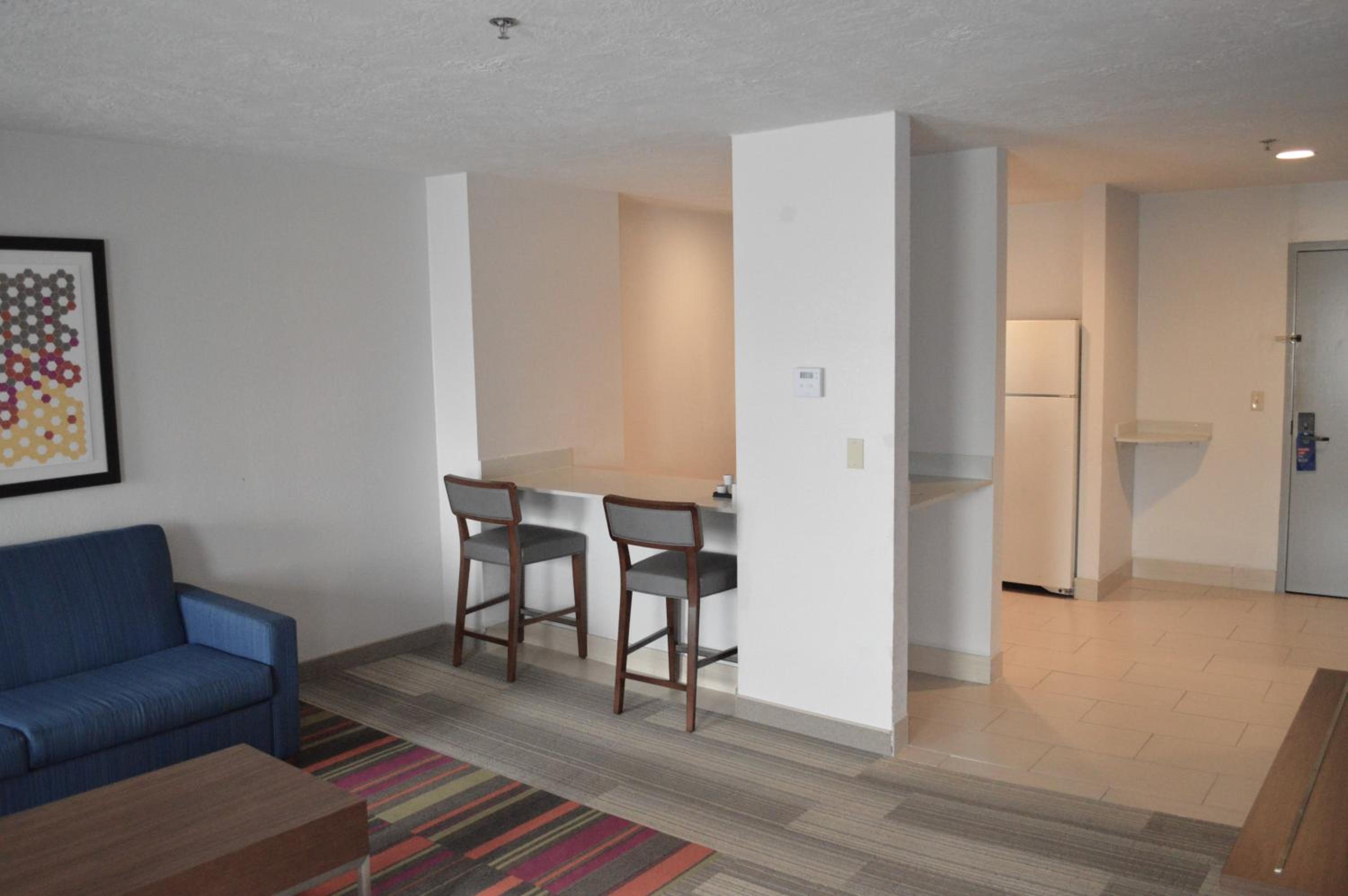 Two-Room King Suite with Whirlpool - Non-Smoking photo 3