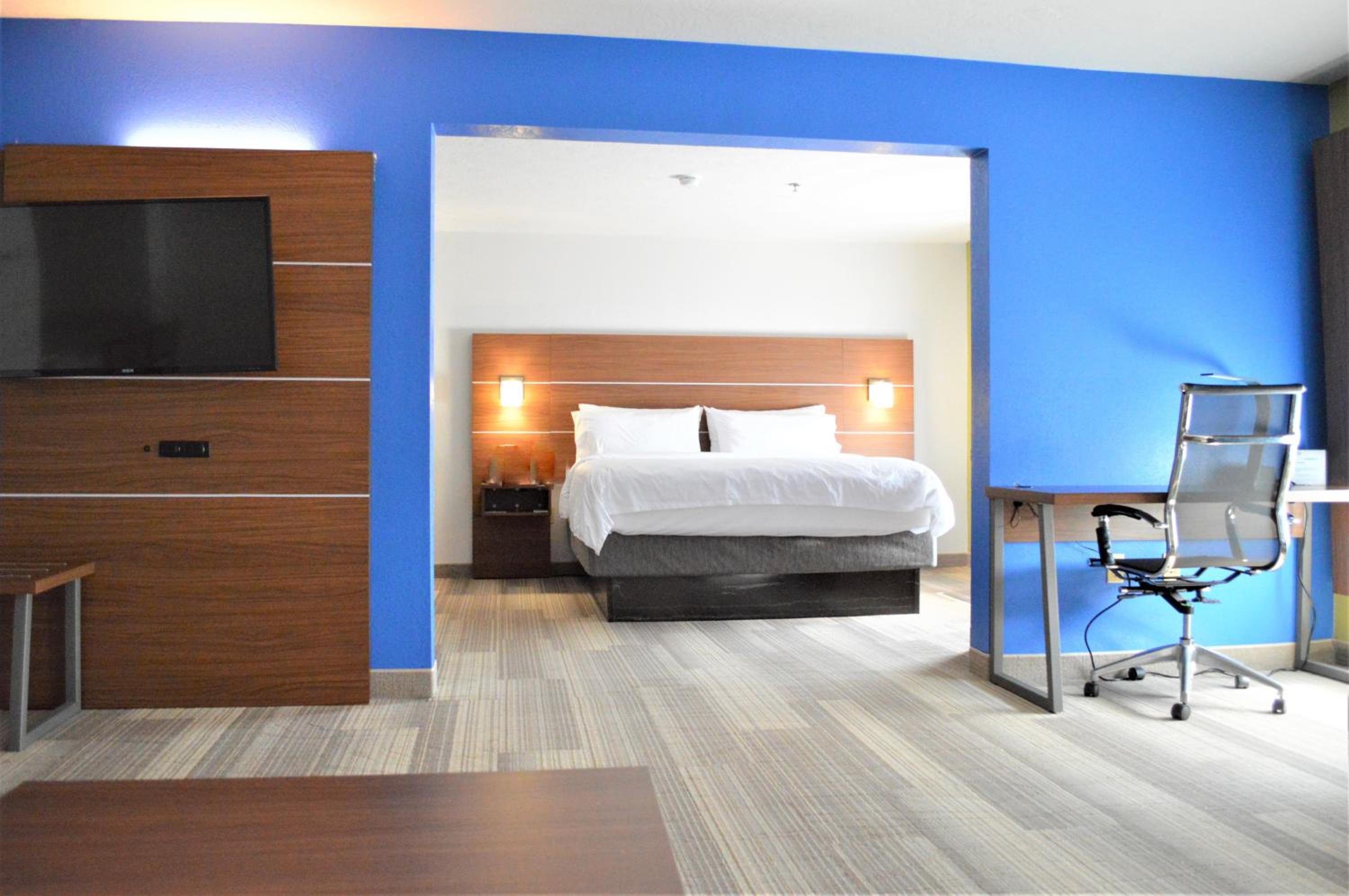 Two-Room King Suite with Whirlpool - Non-Smoking photo 2