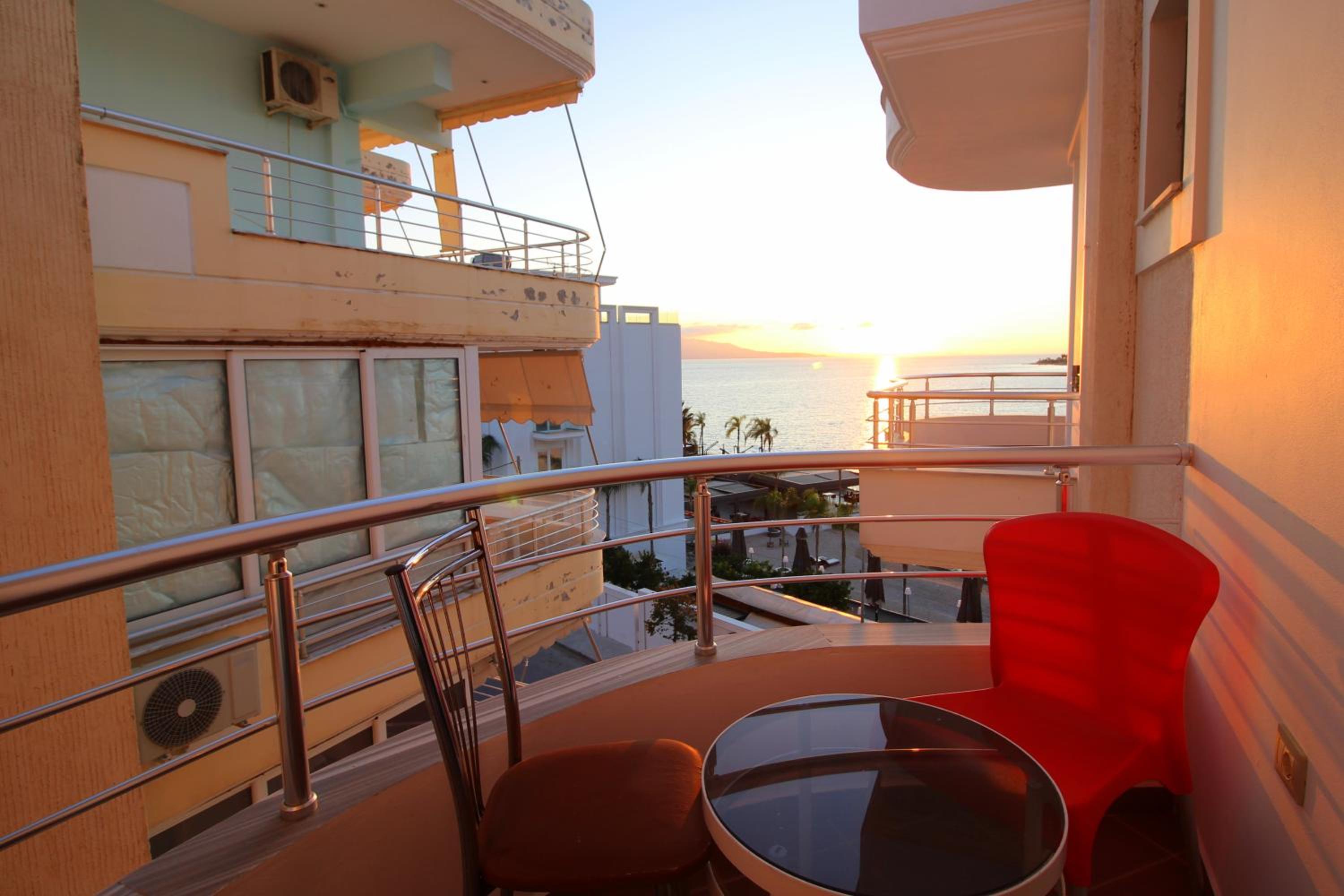 Double or Twin Room with Balcony and Partial Sea View photo 2