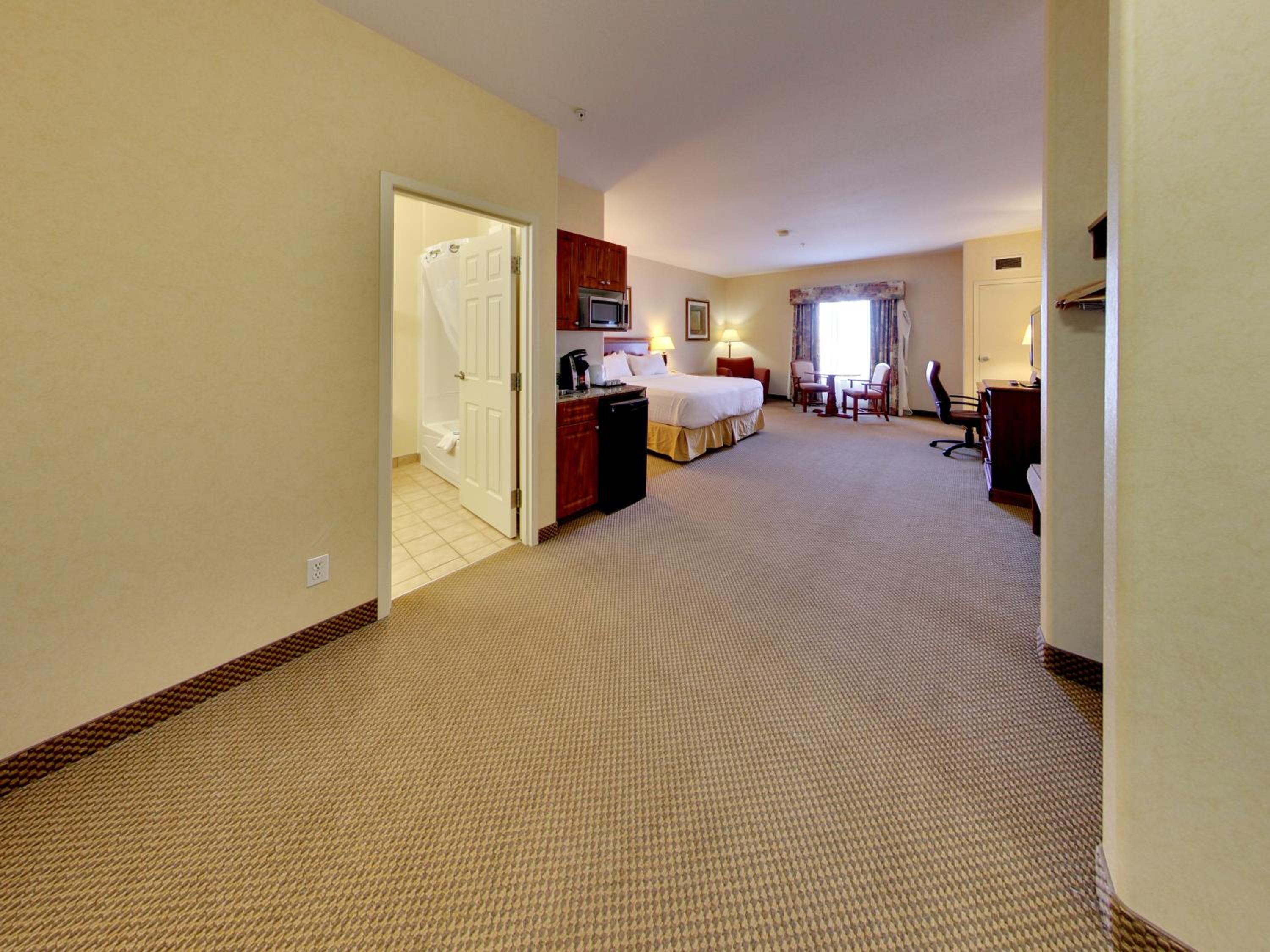 Standard King Room - Photo 9