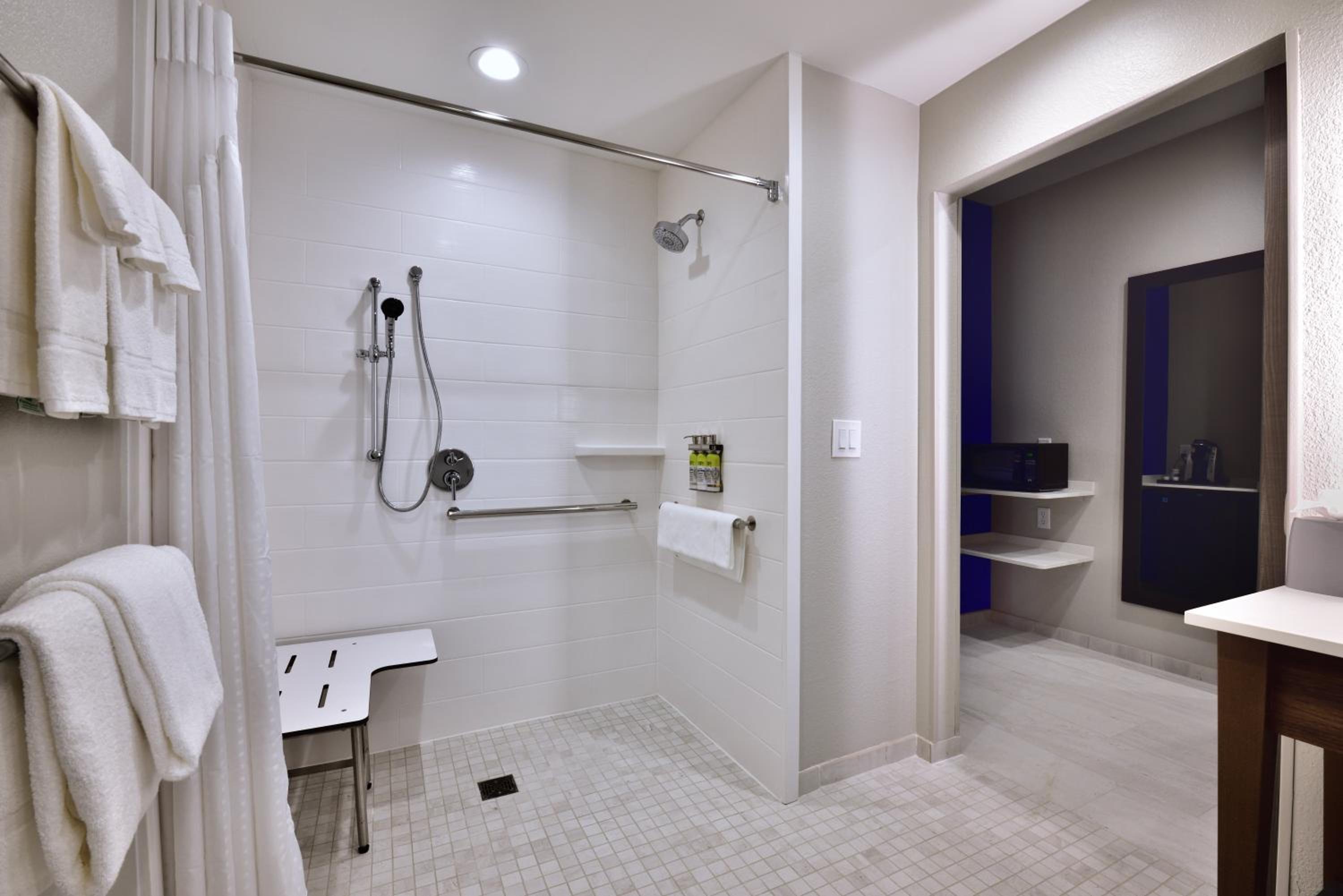 King Suite with Roll-in Shower - Mobility Access - Photo 5