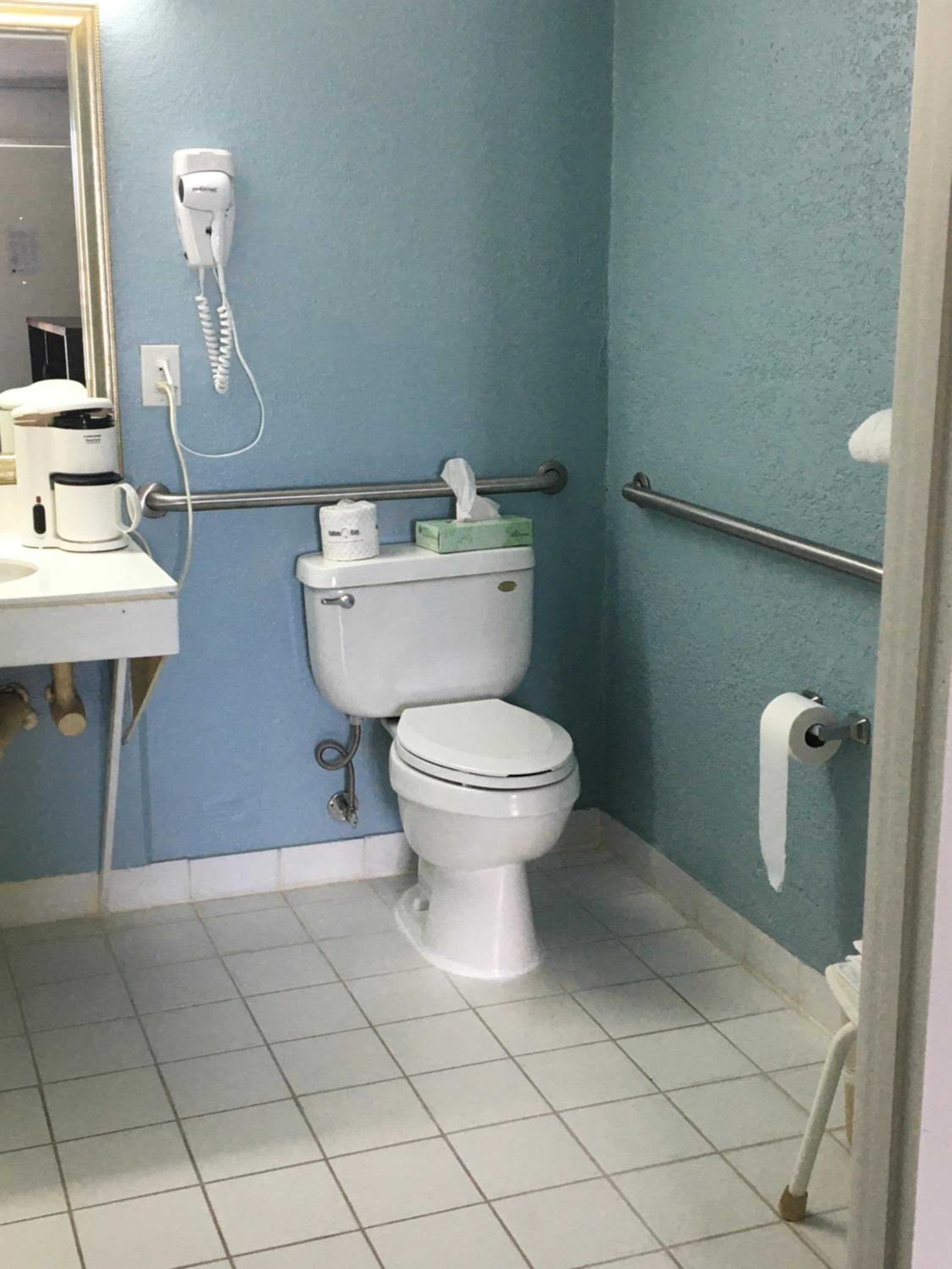 Standard Double Room - Mobility Access/Non-Smoking - Photo 8