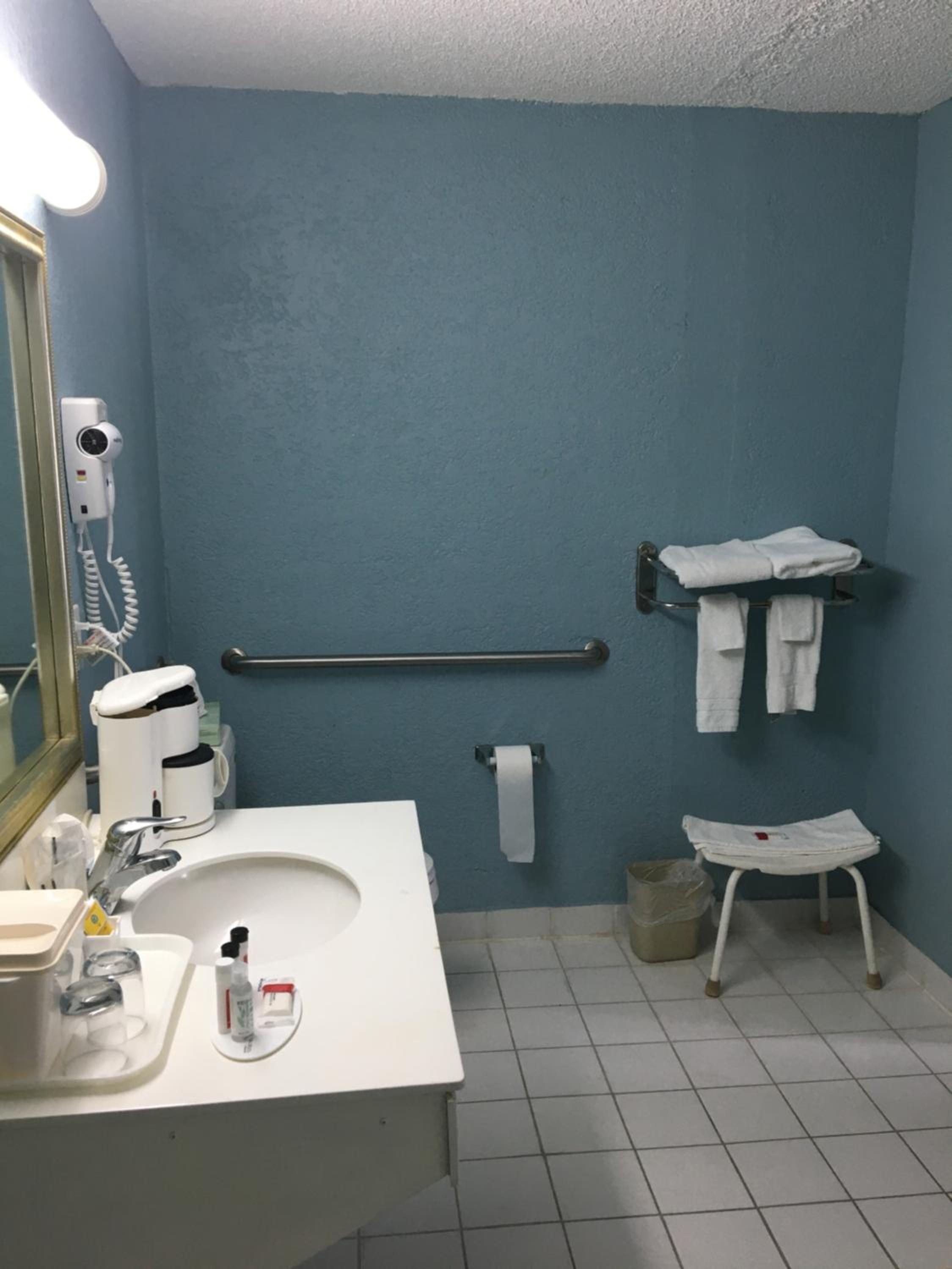 Standard Double Room - Mobility Access/Non-Smoking - Photo 2