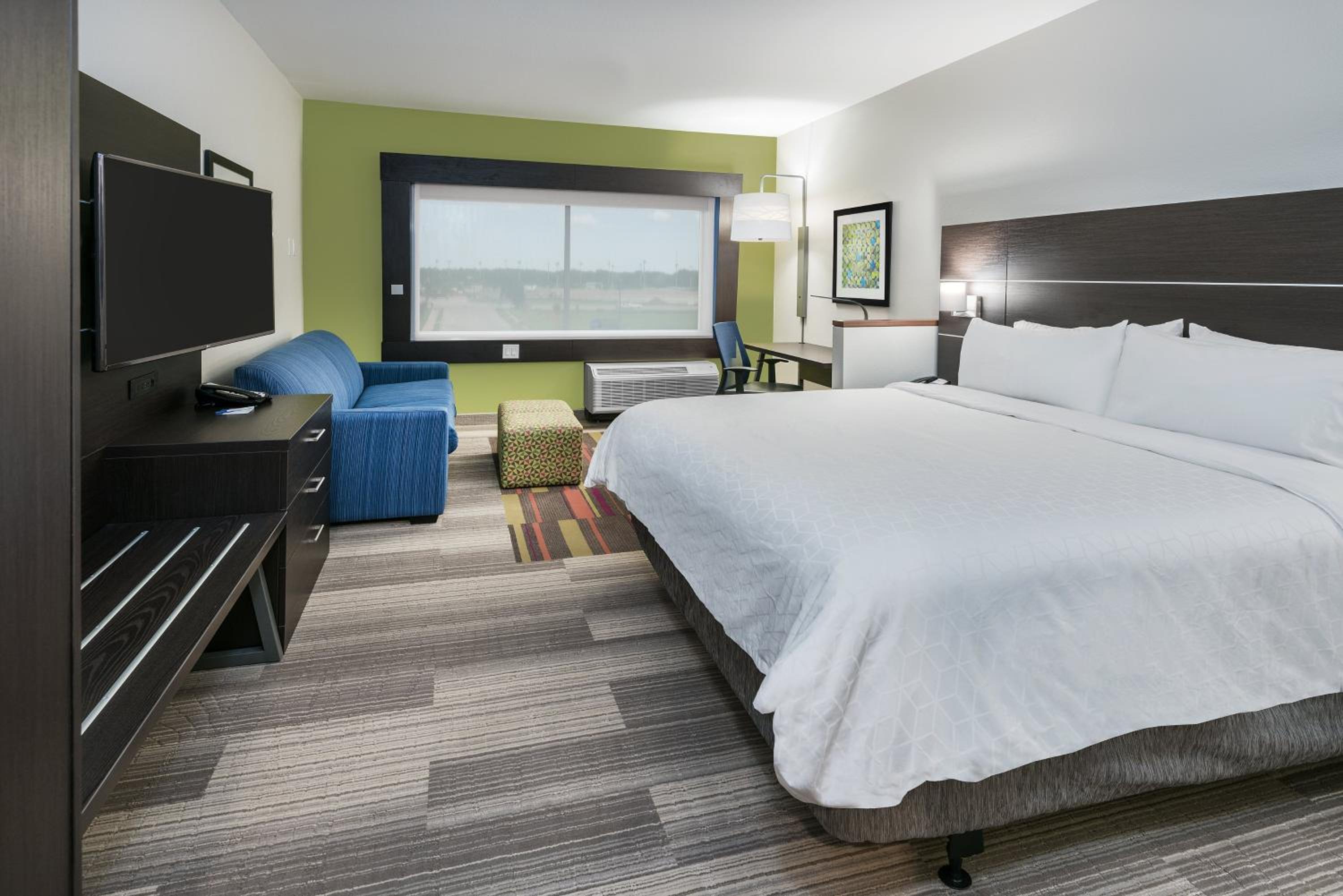 One-Bedroom King Suite with Tub - Mobility/Communication Accessible photo 2