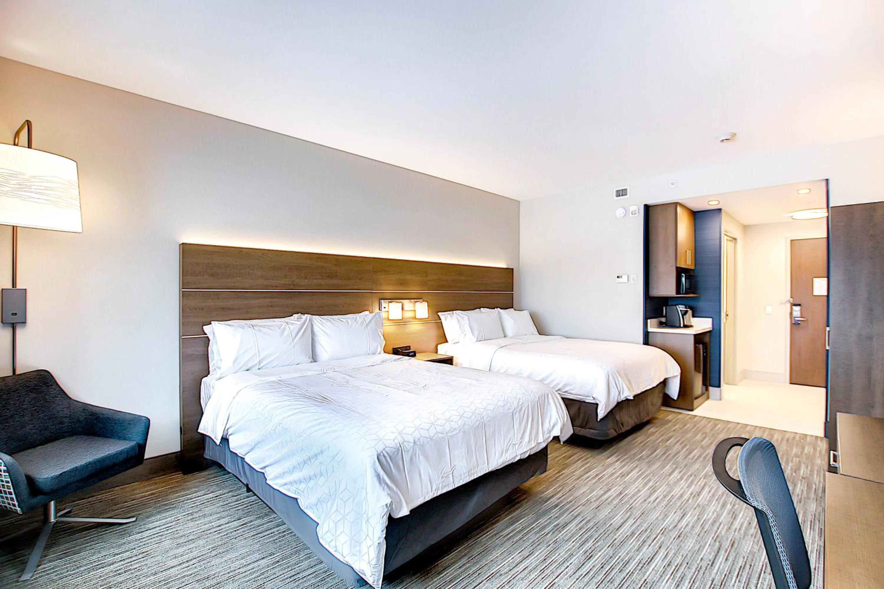 Standard Room with Two Queen Beds - Photo 8