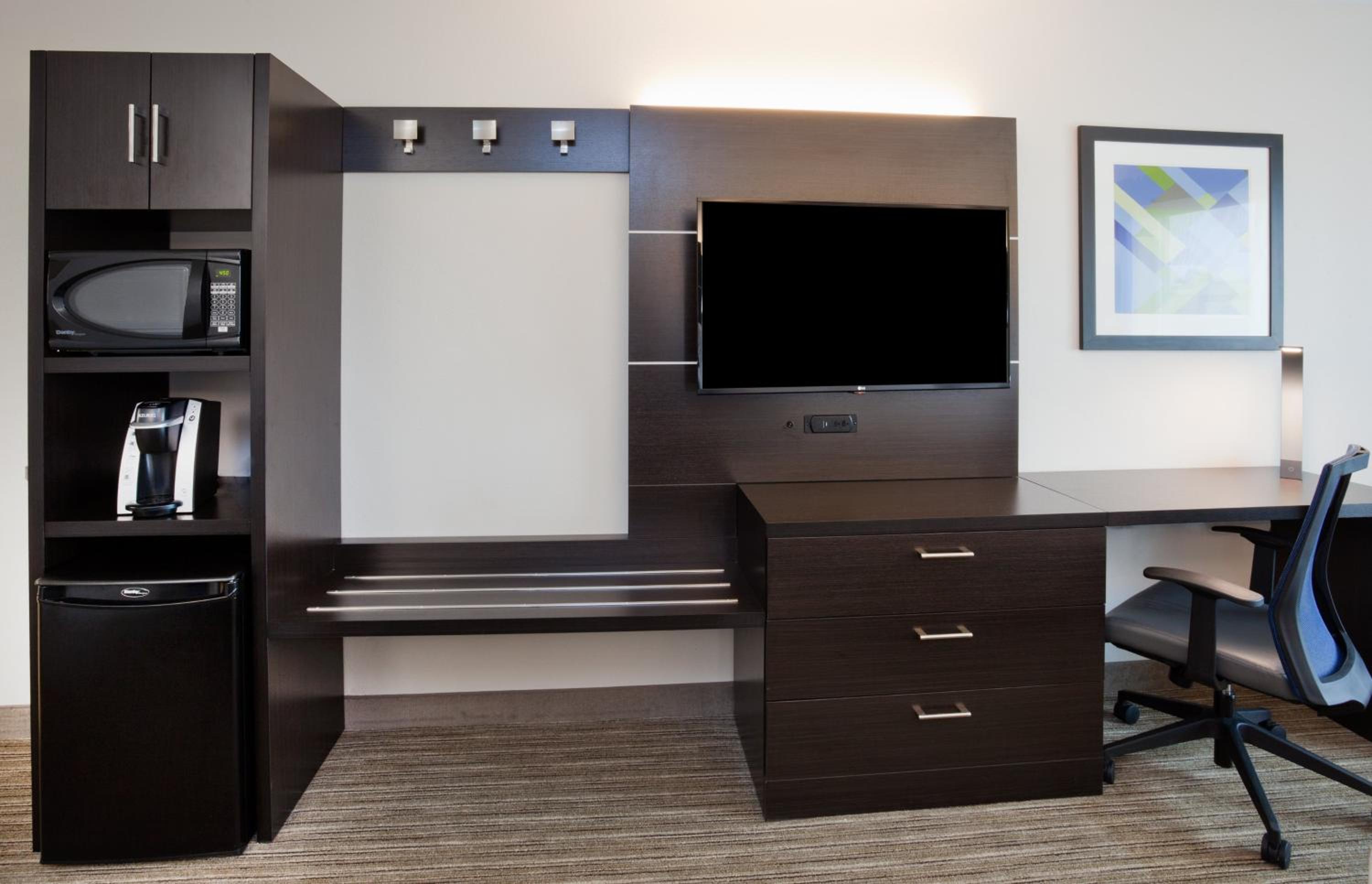 Standard Room with Two Queen Beds - Photo 6