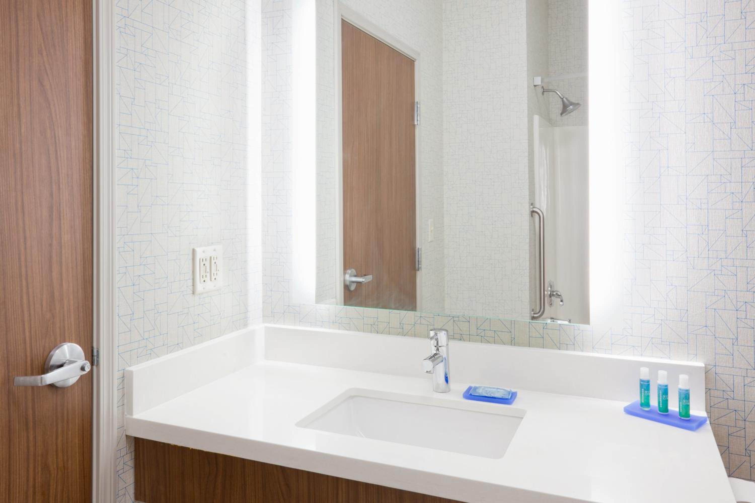 Two-Bedroom Suite - Photo 4