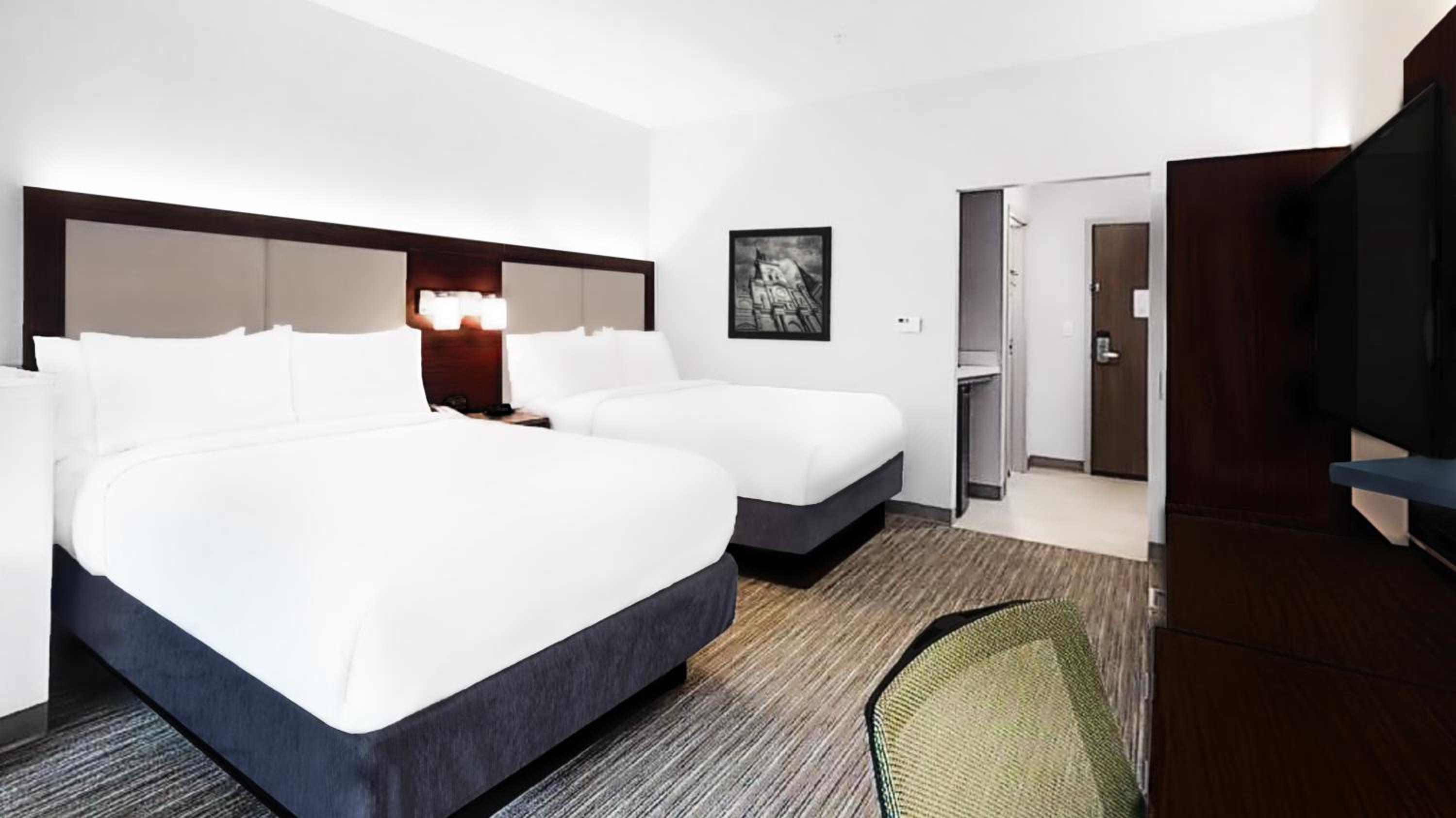 One-Bedroom Queen Room with Two Queen Beds and Mobility Accessible Tub - Non-Smoking photo 3