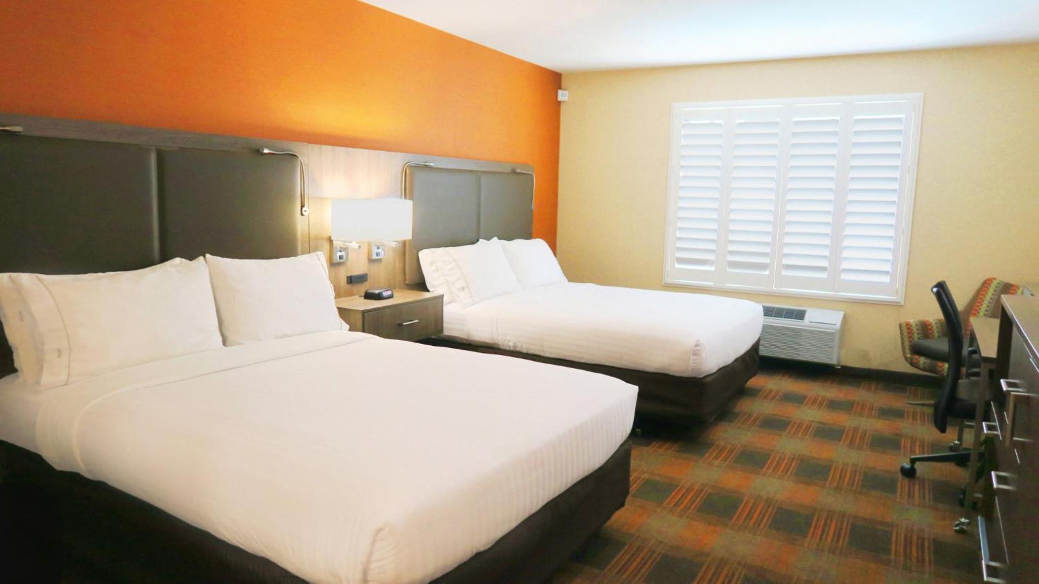 Standard Room with Two Queen Beds - Photo 3