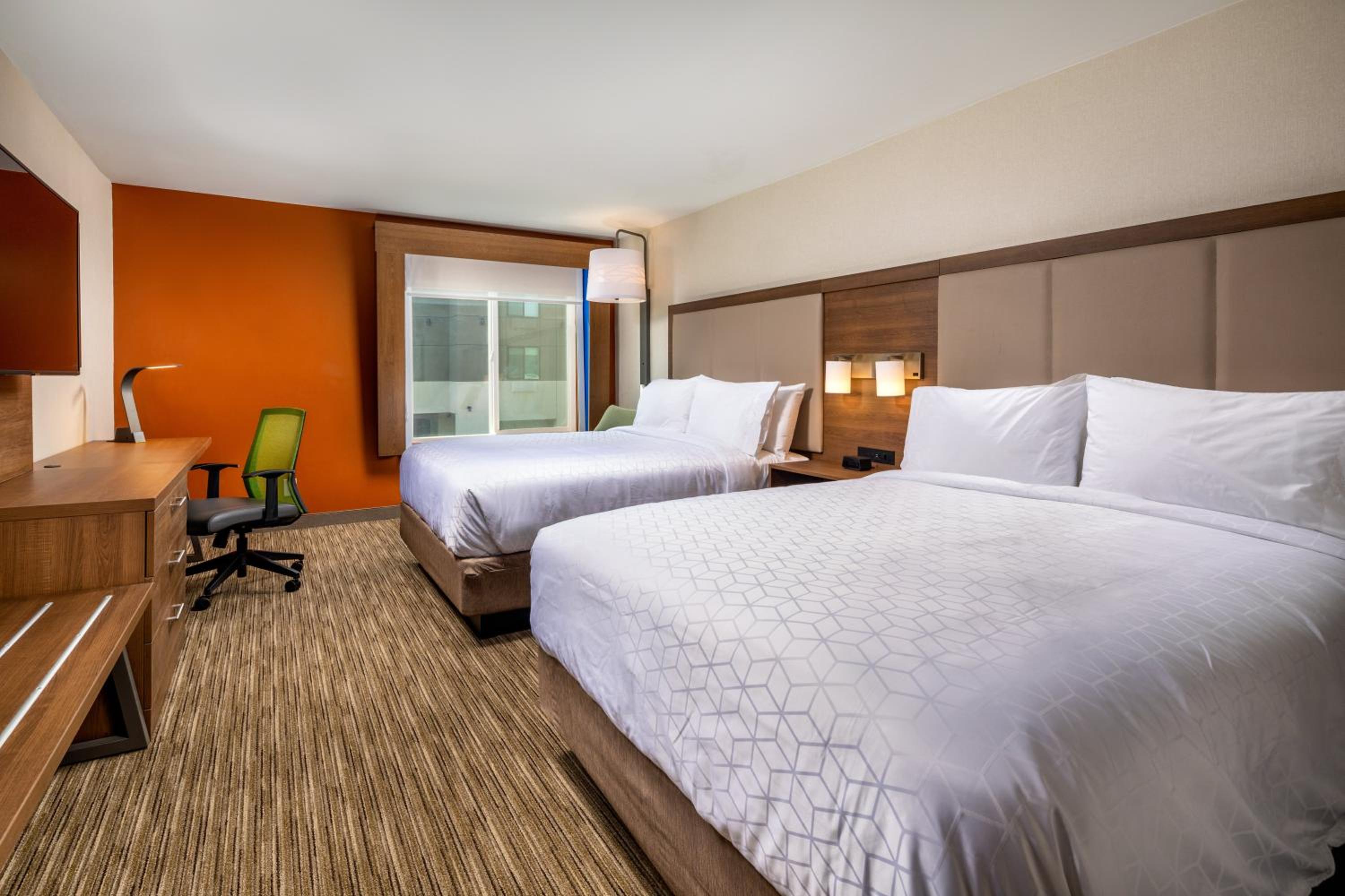 Standard Queen Room with Two Queen Beds - Photo 5