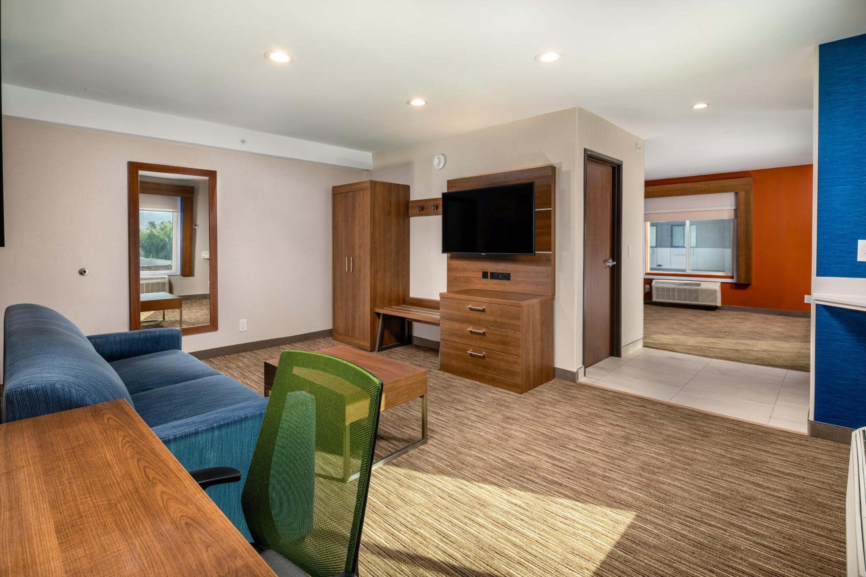 Standard Queen Room with Two Queen Beds - Communications Accessible photo 3