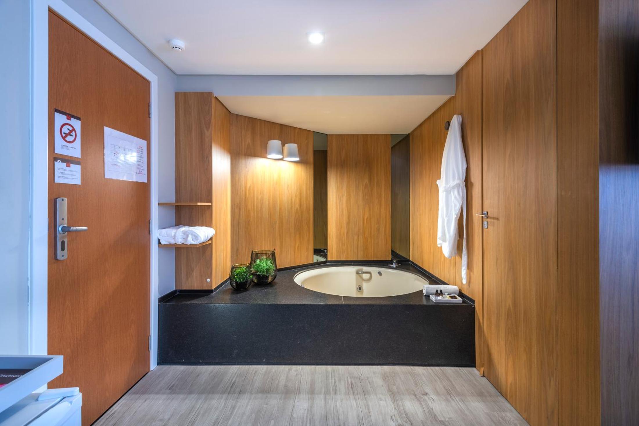 King Suite with Spa Bath photo 3