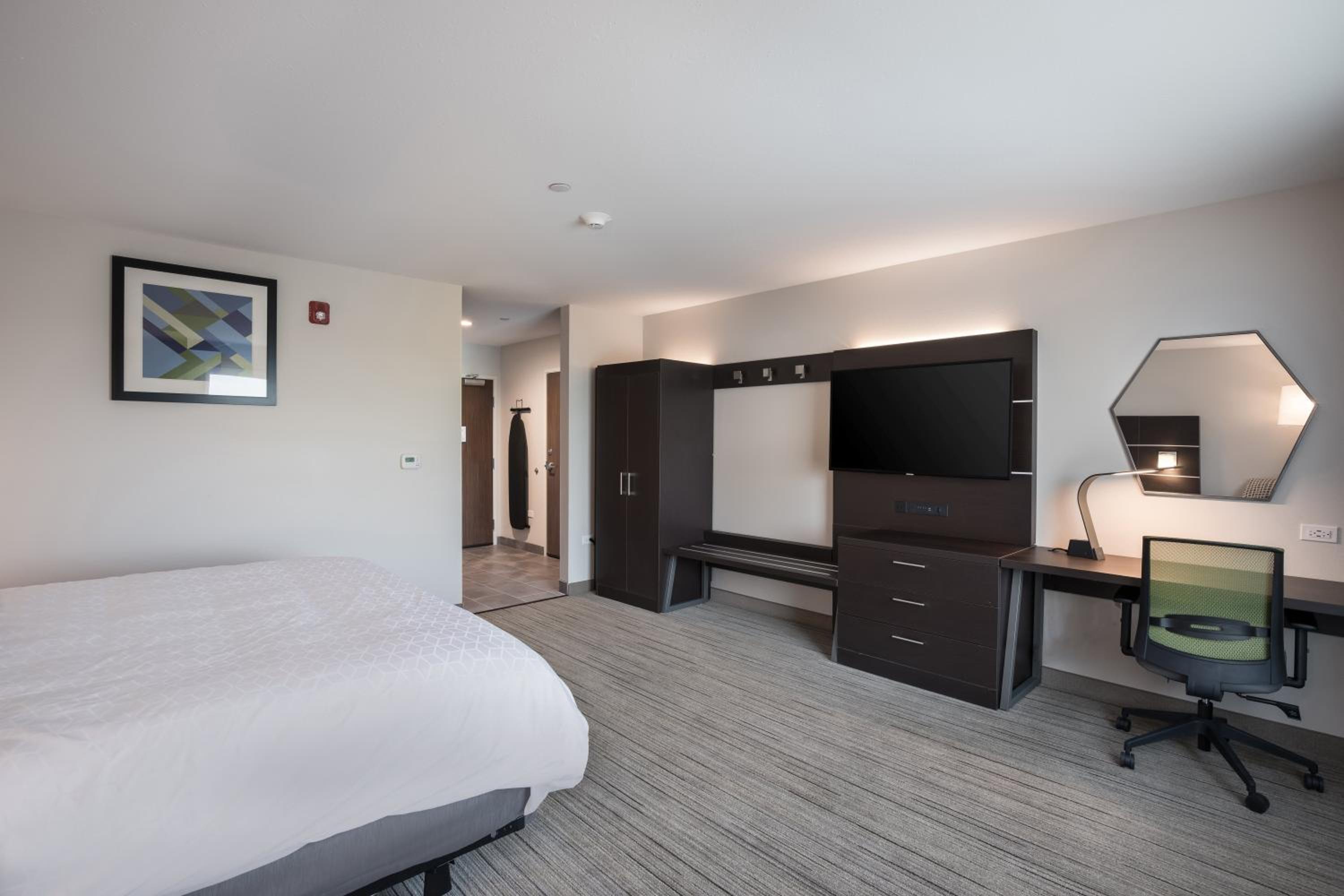 Standard King Room - Photo 5