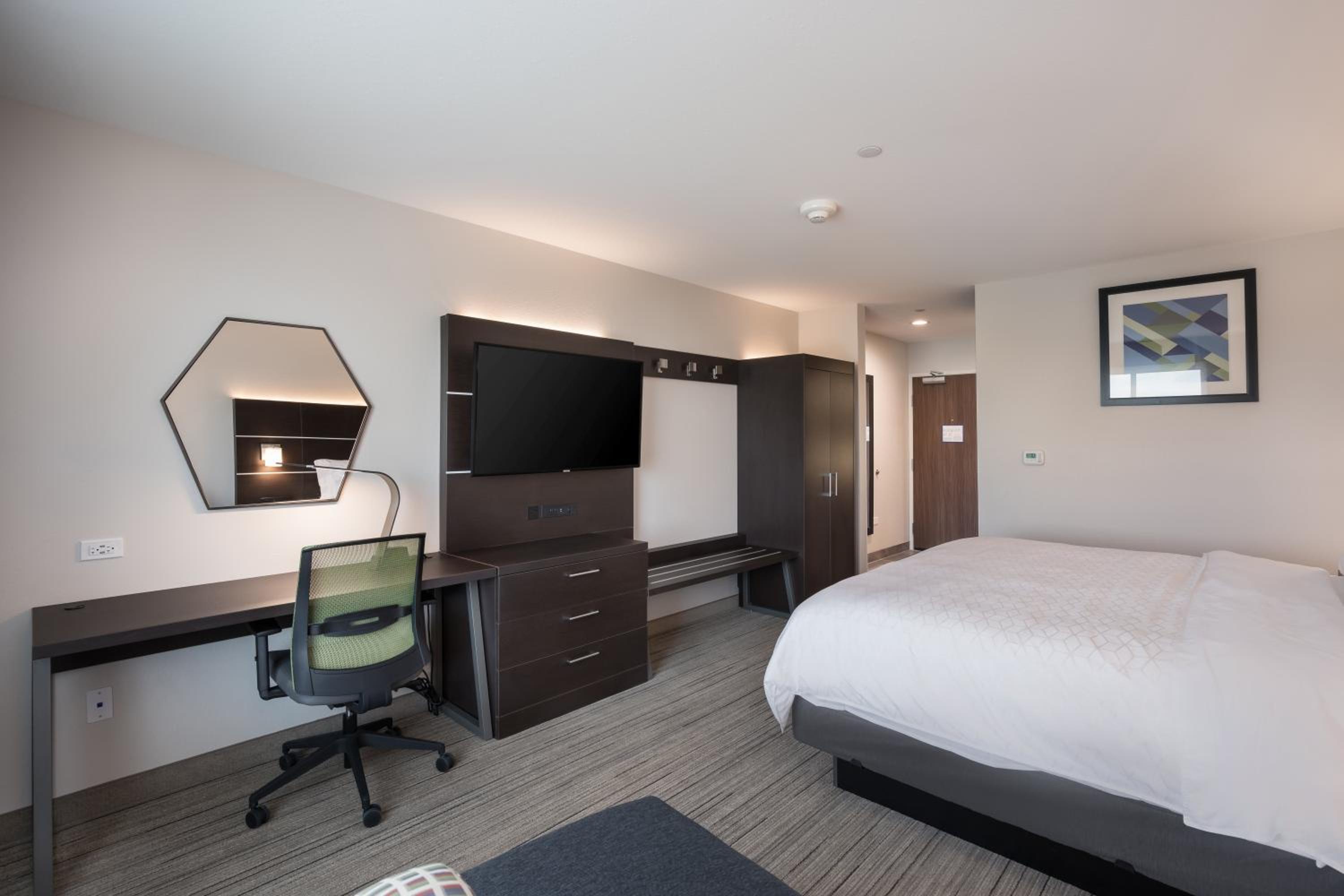 Standard King Room - Photo 8