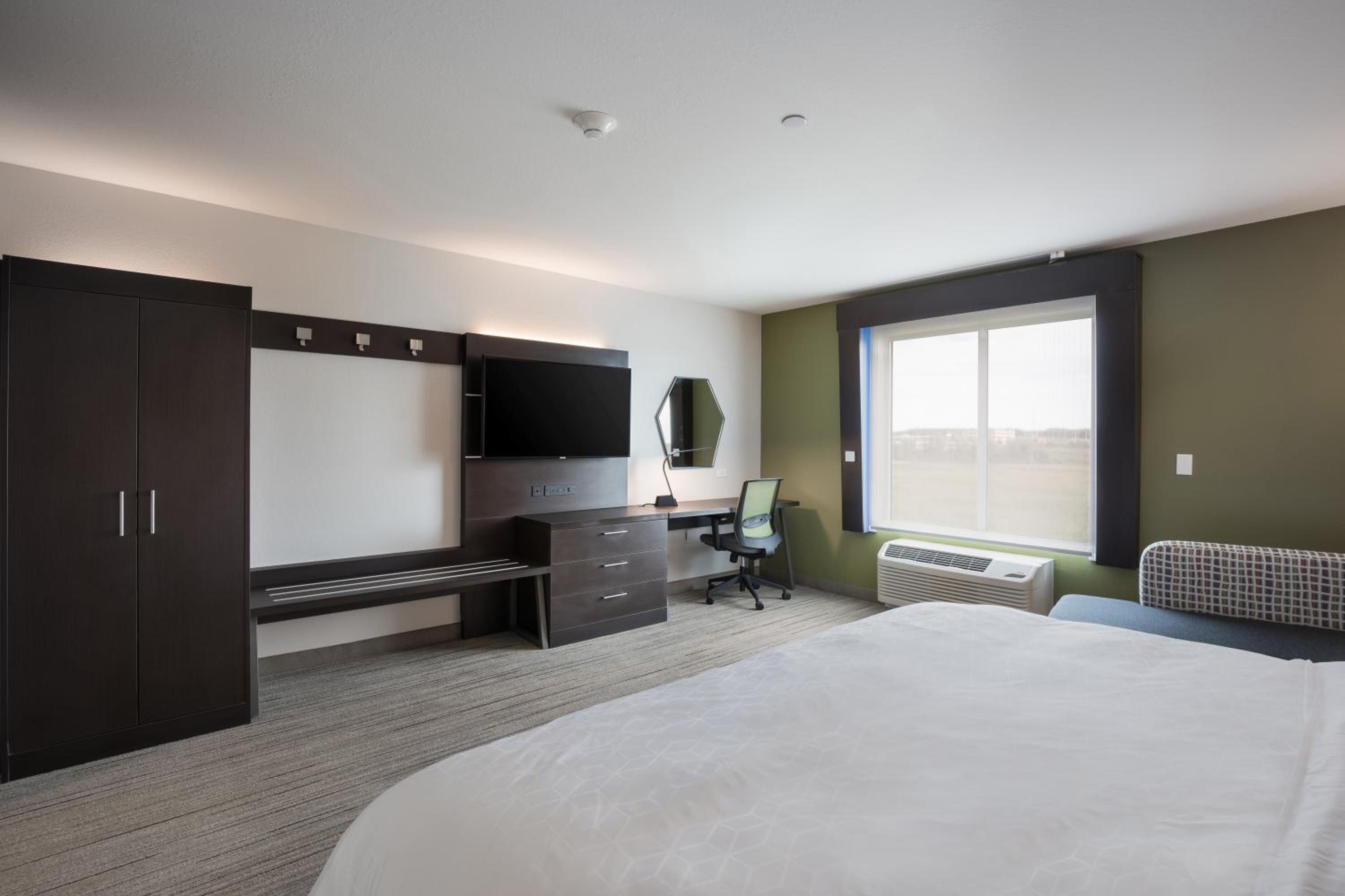 Standard King Room - Photo 10