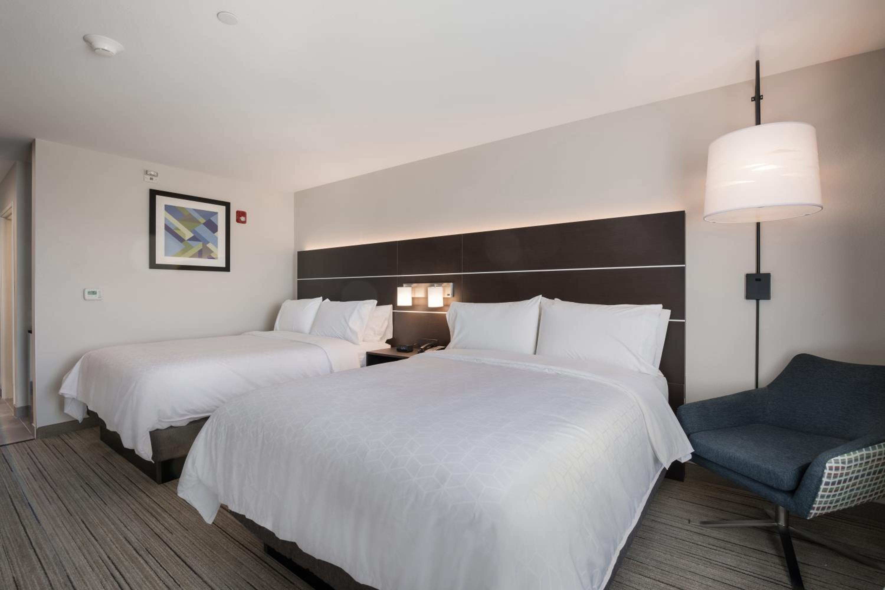 Standard Room with Two Queen Beds - Photo 5