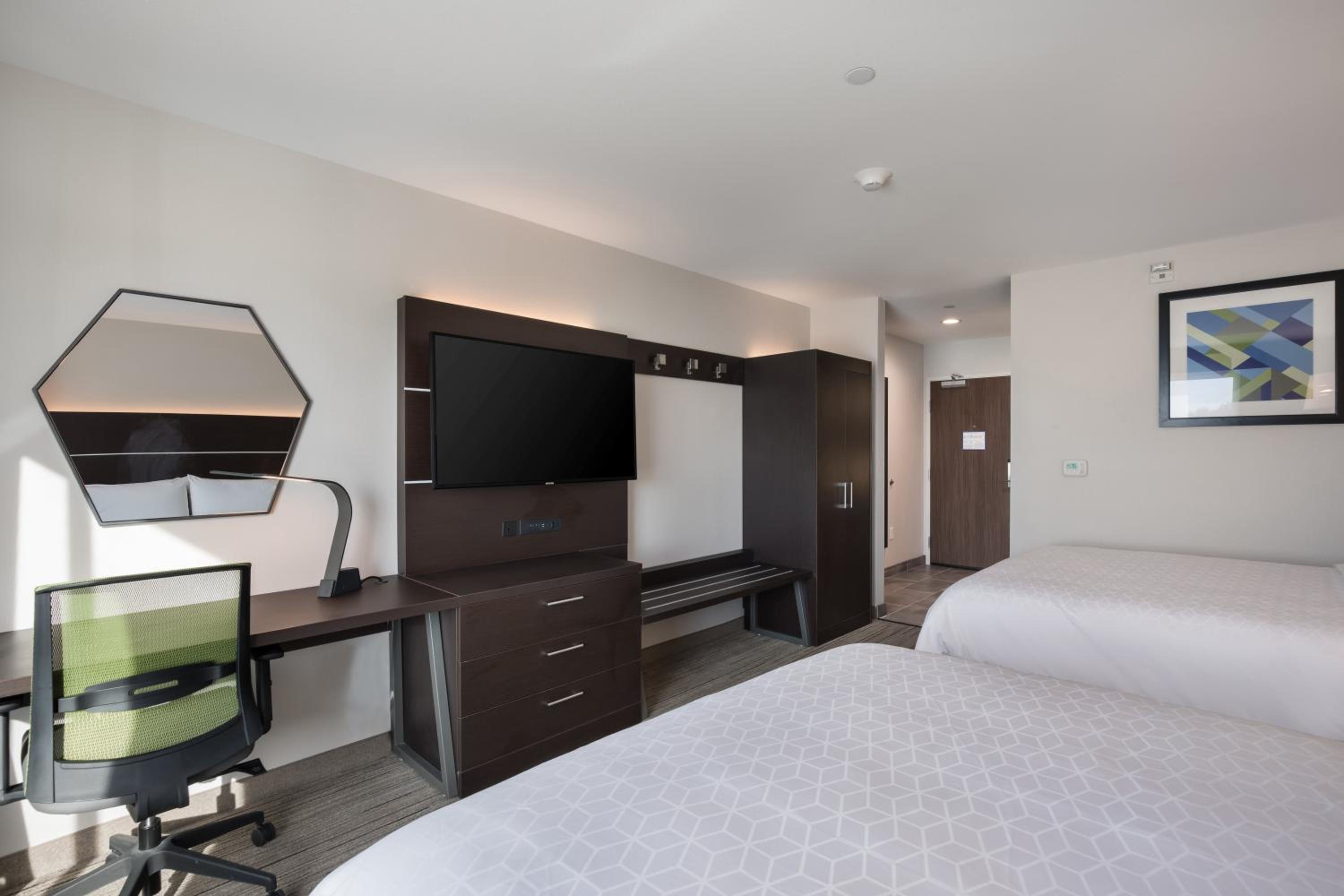 Standard Room with Two Queen Beds - Photo 7