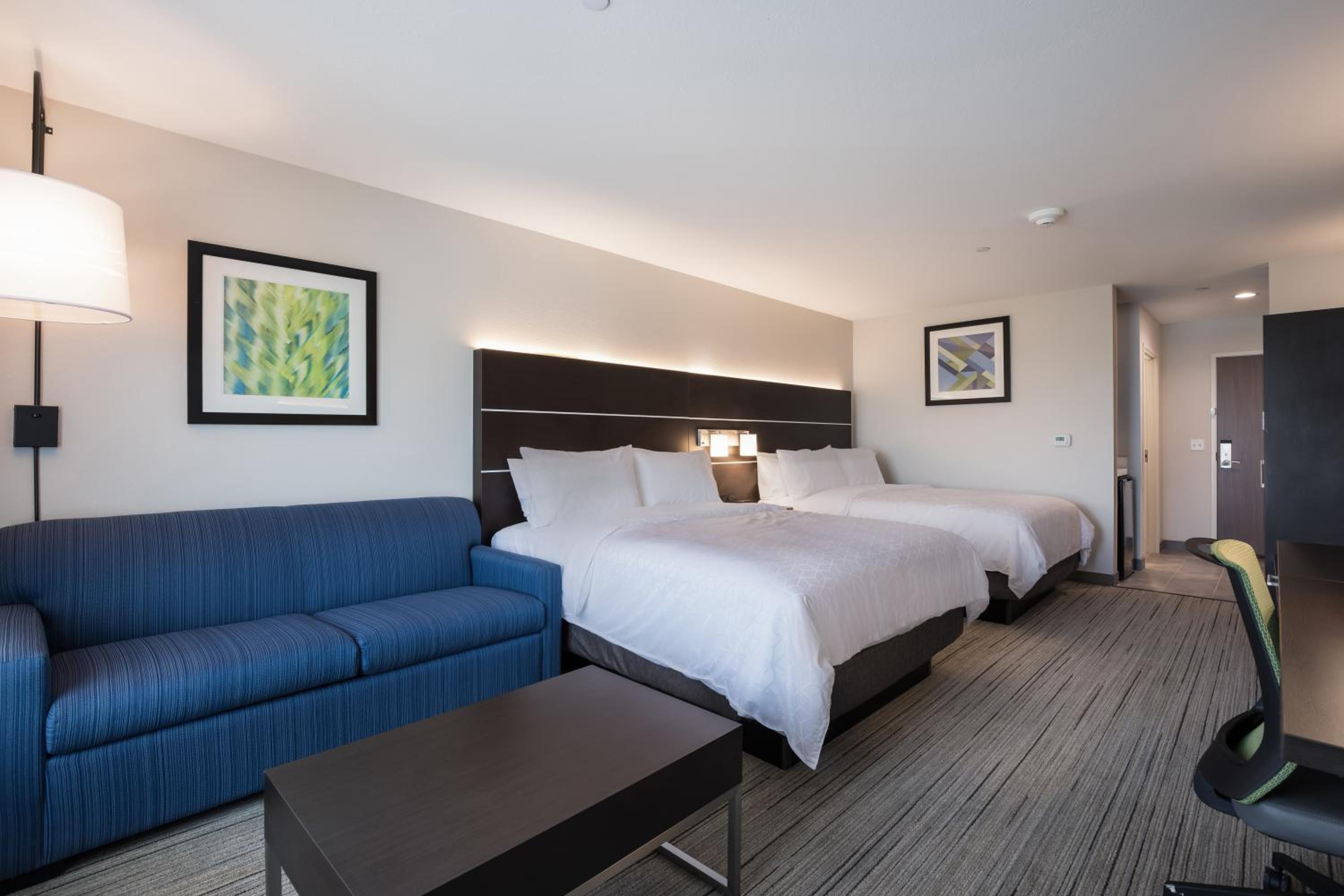 Queen Suite with Two Queen Beds - Photo 3