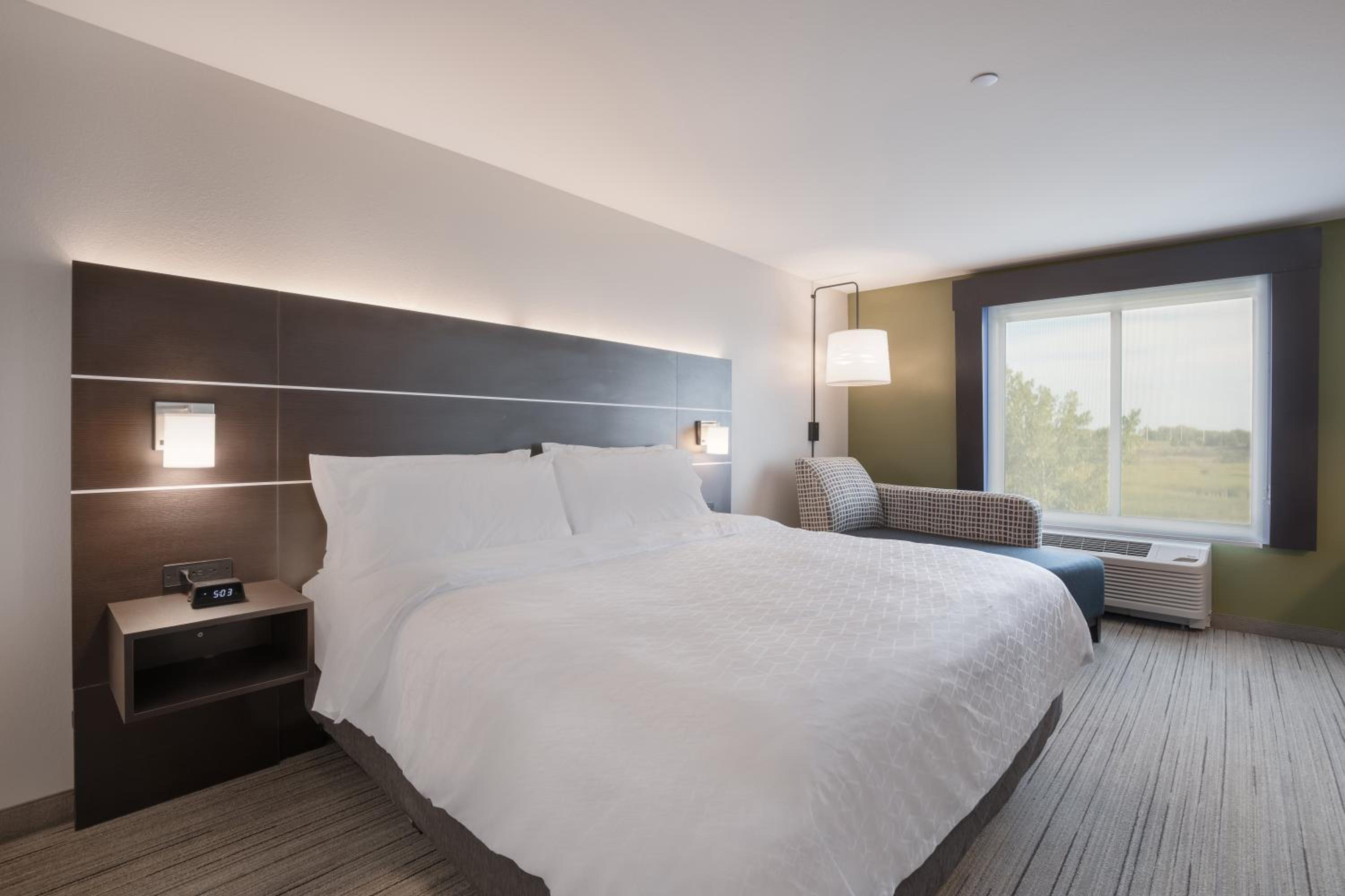Standard King Room - Photo 7
