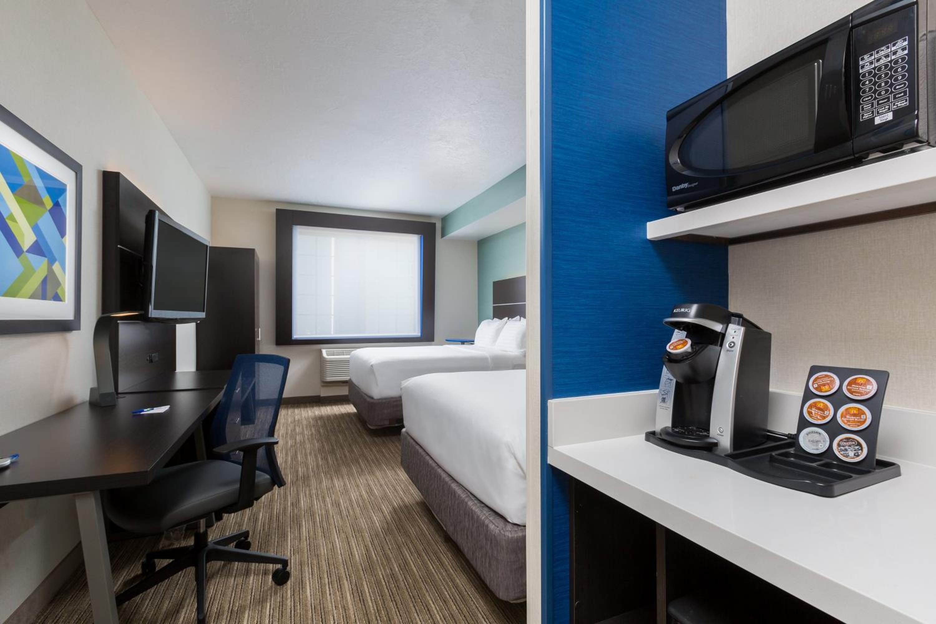 Standard Queen Room with Two Queen Beds - Communications Accessible - Photo 4