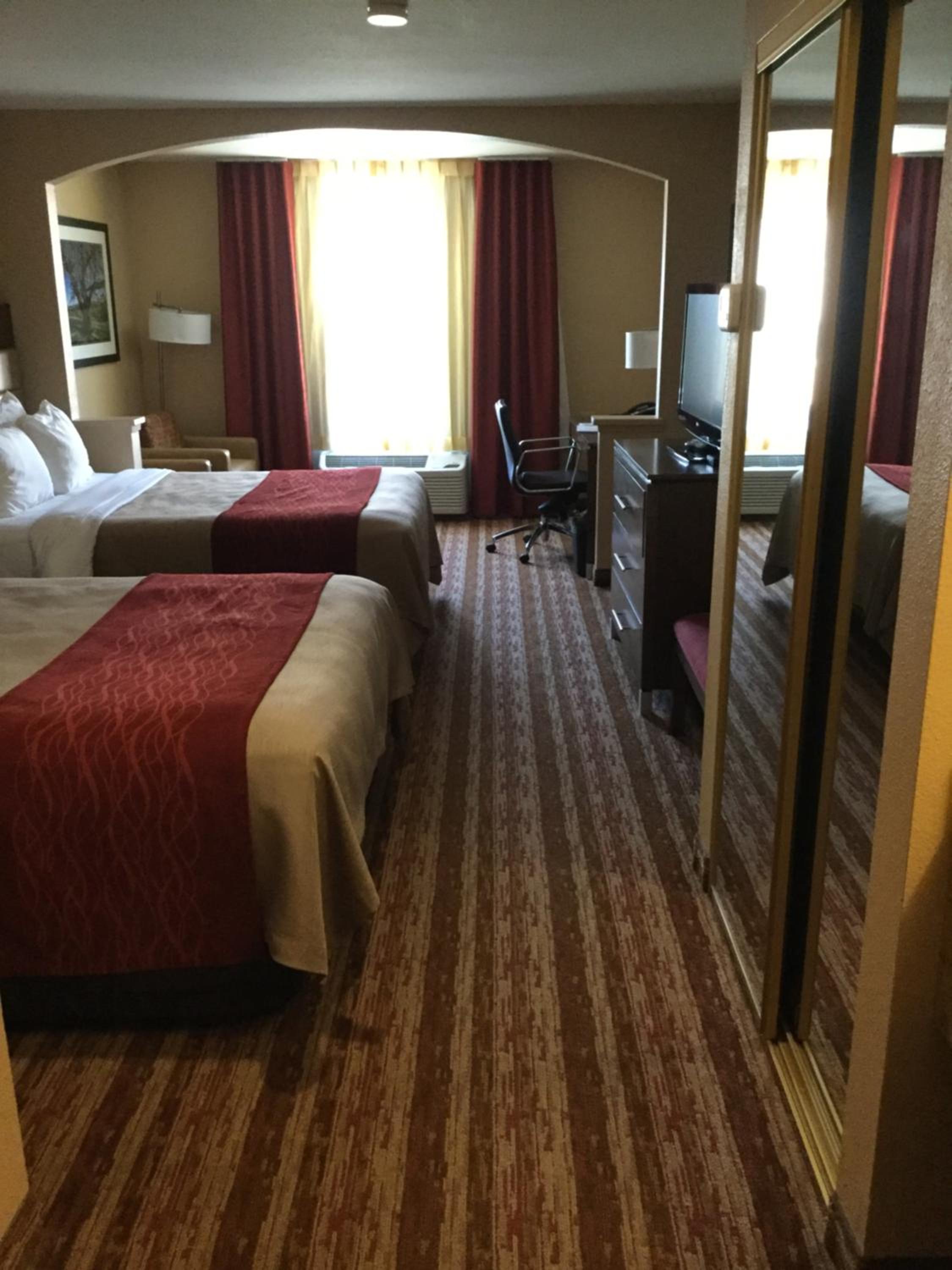 Queen Room with Two Queen Beds - Accessible/Non-Smoking  - Photo 2