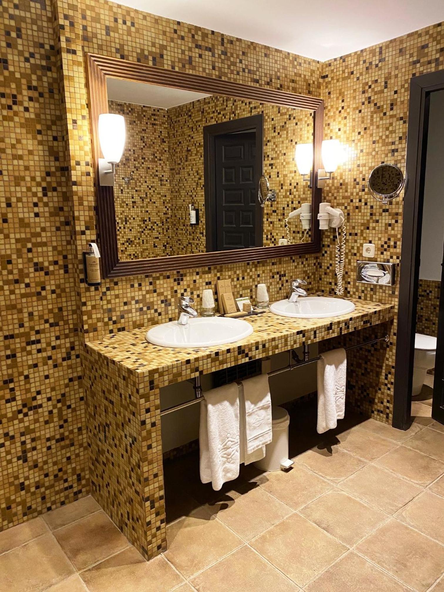 Standard Double Room - Photo 7