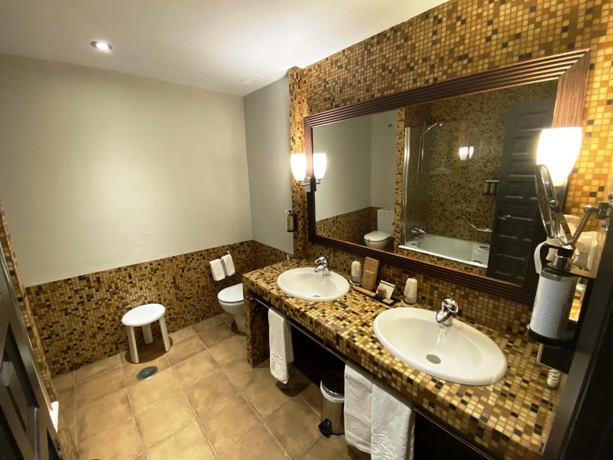 Double or Twin Room with Extra Bed (3 Adults) - Photo 2