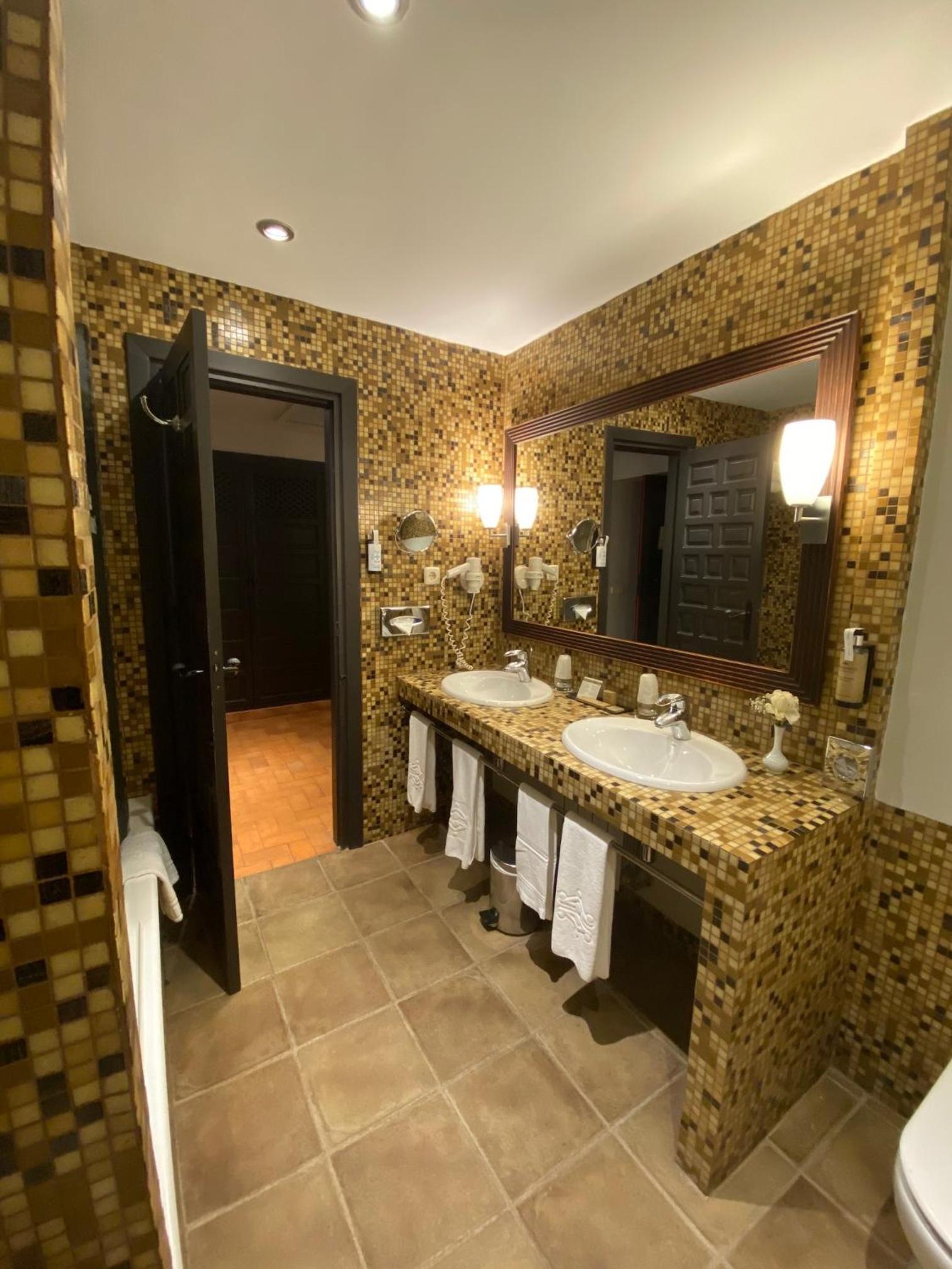 Standard Double Room - Photo 8