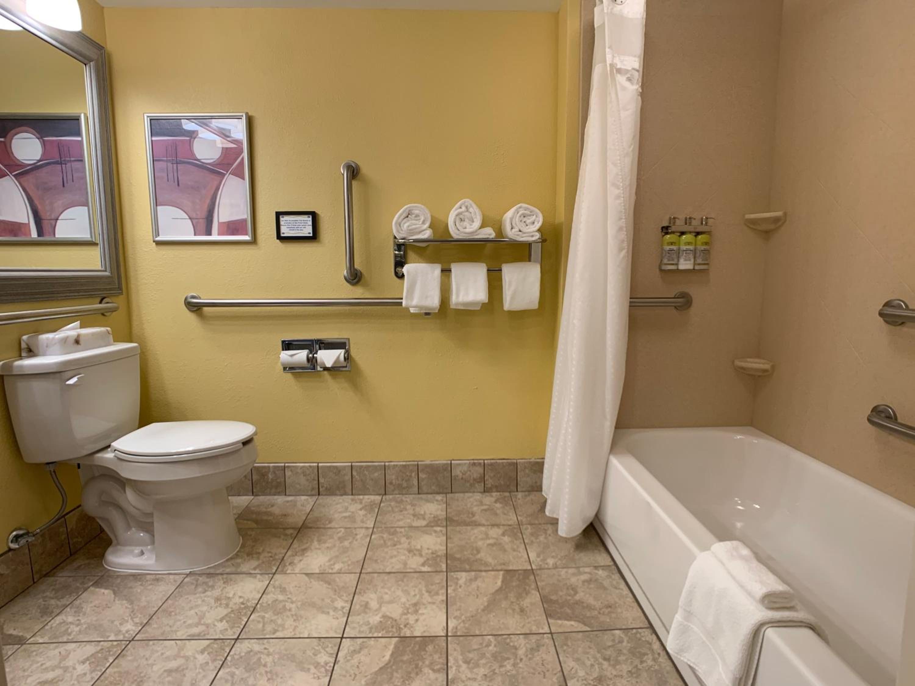 Standard Queen Room with Two Queen Beds and Tub - Mobility/Communications Accessible - Photo 2