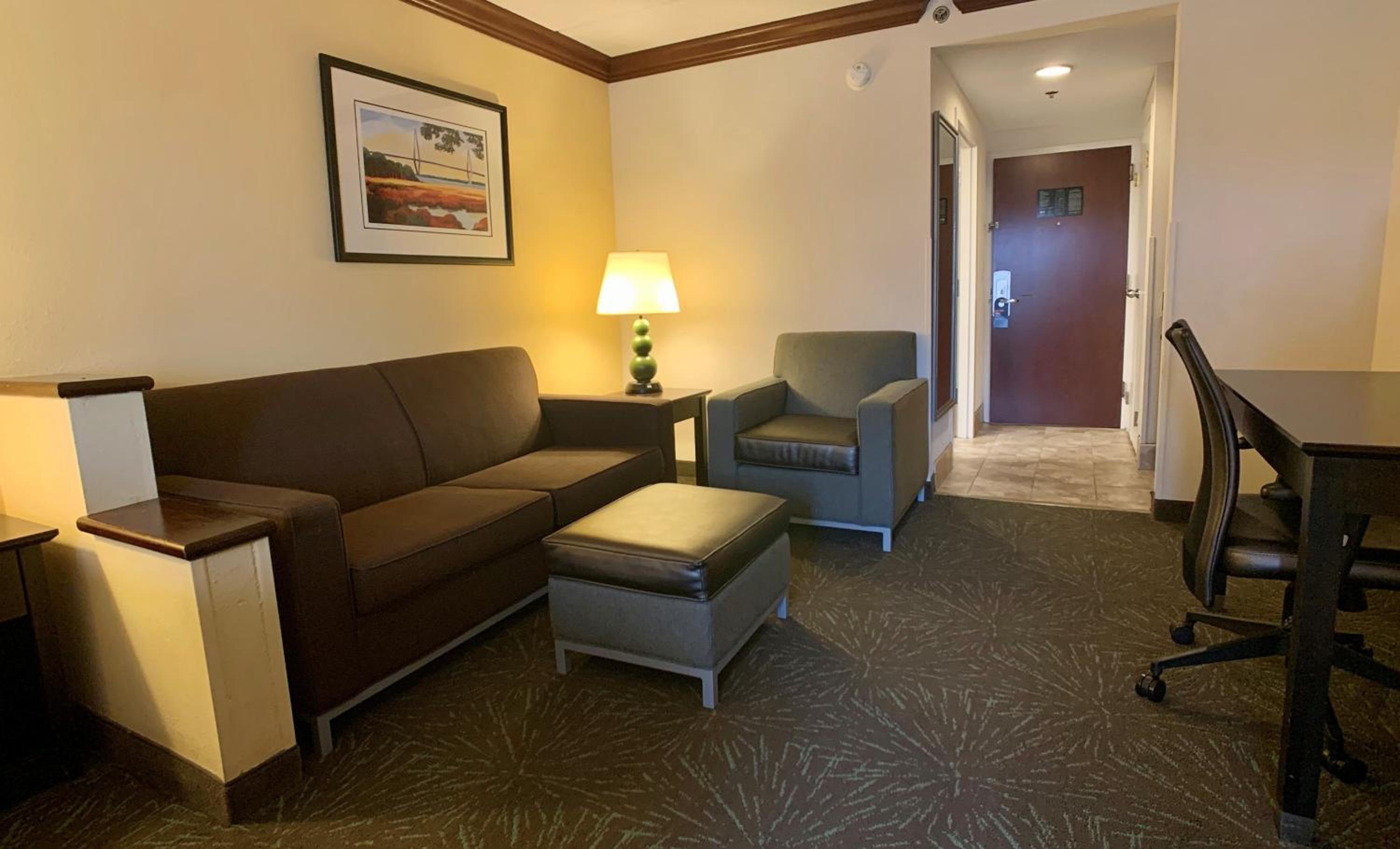One Bedroom King Suite with Sofa Bed - Non-Smoking - Photo 2