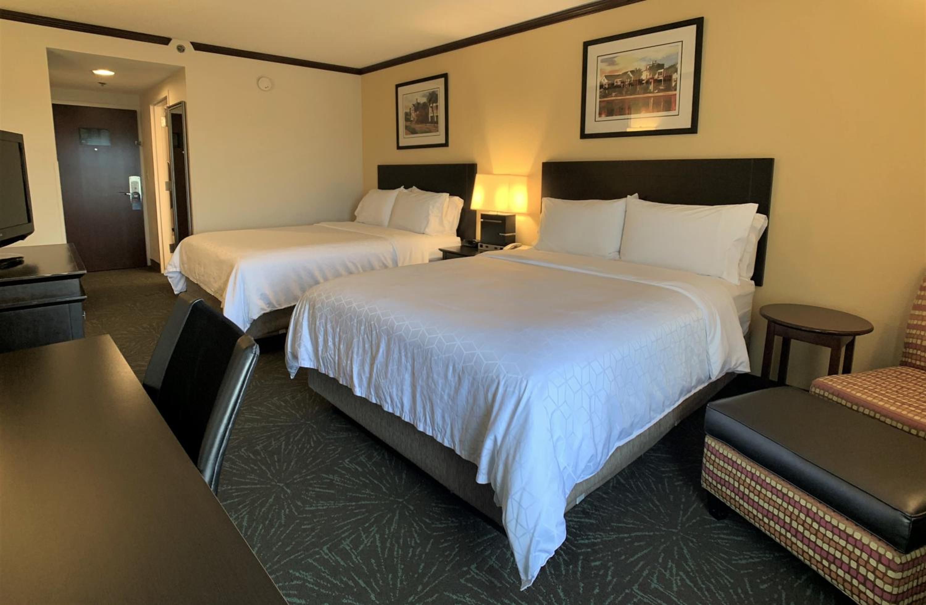 Standard Room with Two Queen Beds - Photo 1
