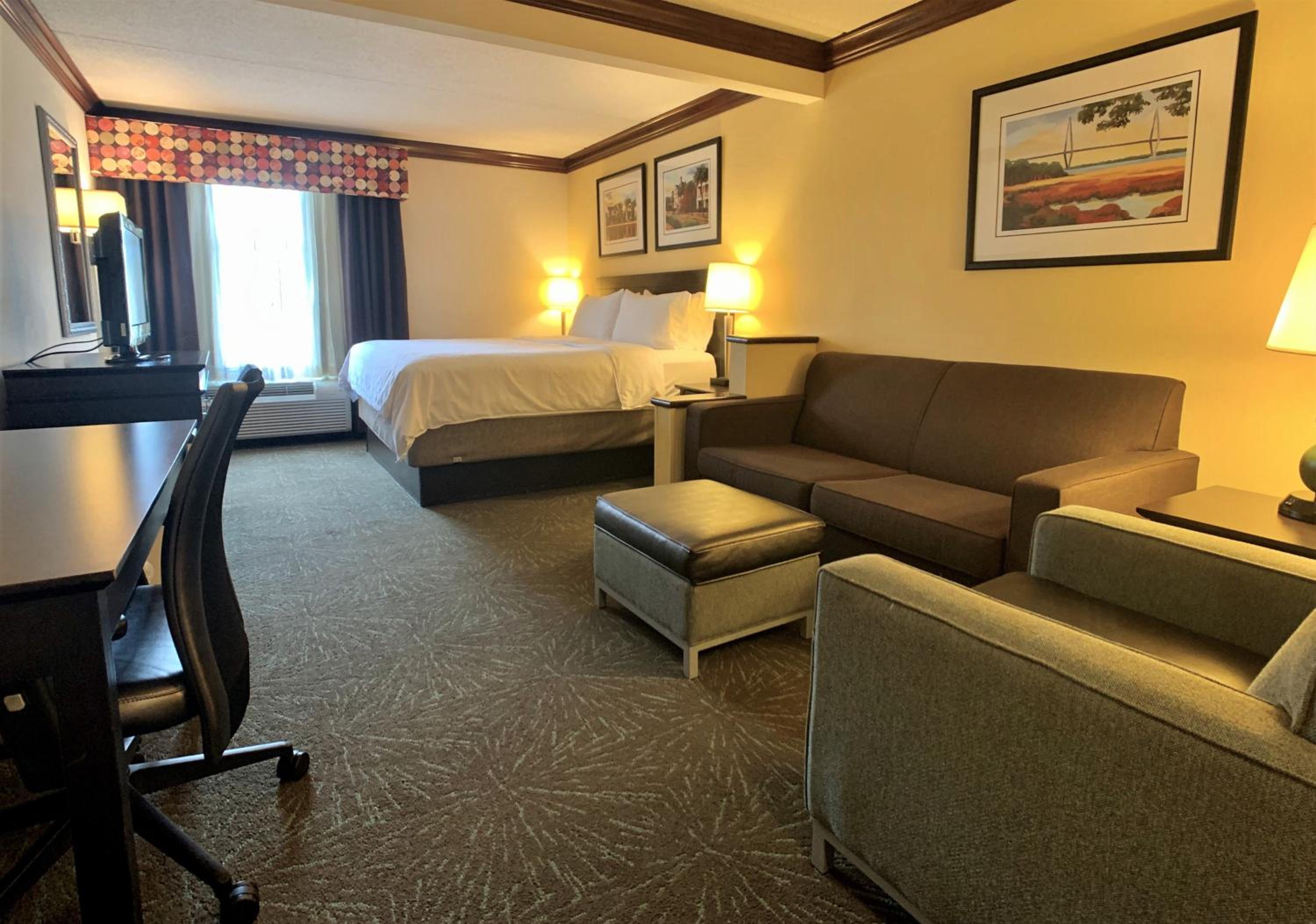 One Bedroom King Suite with Sofa Bed - Non-Smoking - Photo 4