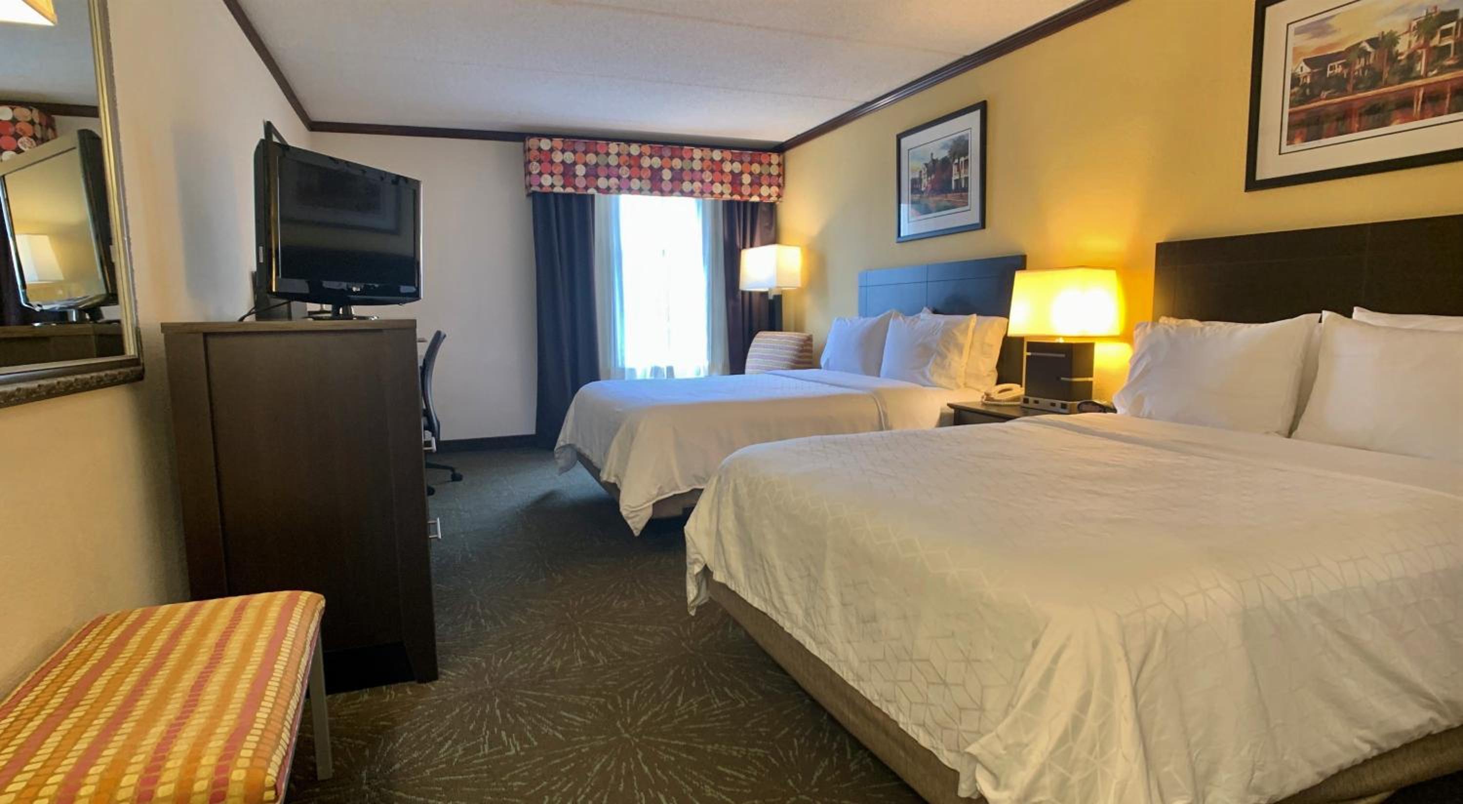 Standard Queen Room with Two Queen Beds and Tub - Mobility/Communications Accessible - Photo 4