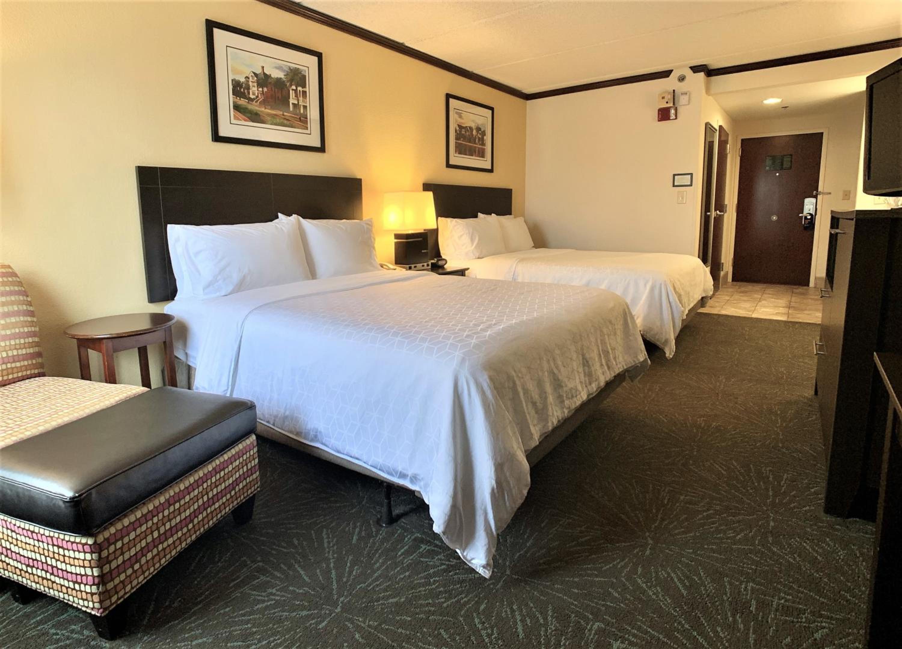 Standard Queen Room with Two Queen Beds and Tub - Mobility/Communications Accessible - Photo 1