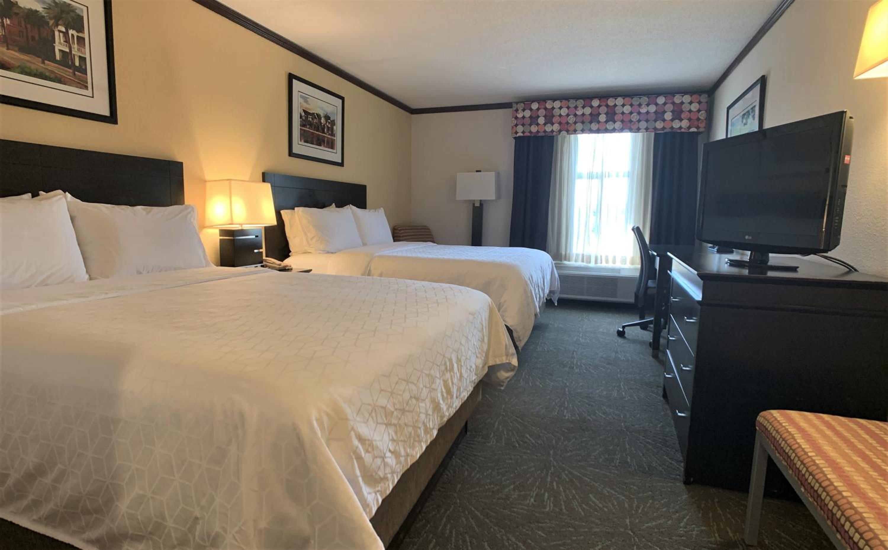 Standard Room with Two Queen Beds - Photo 3