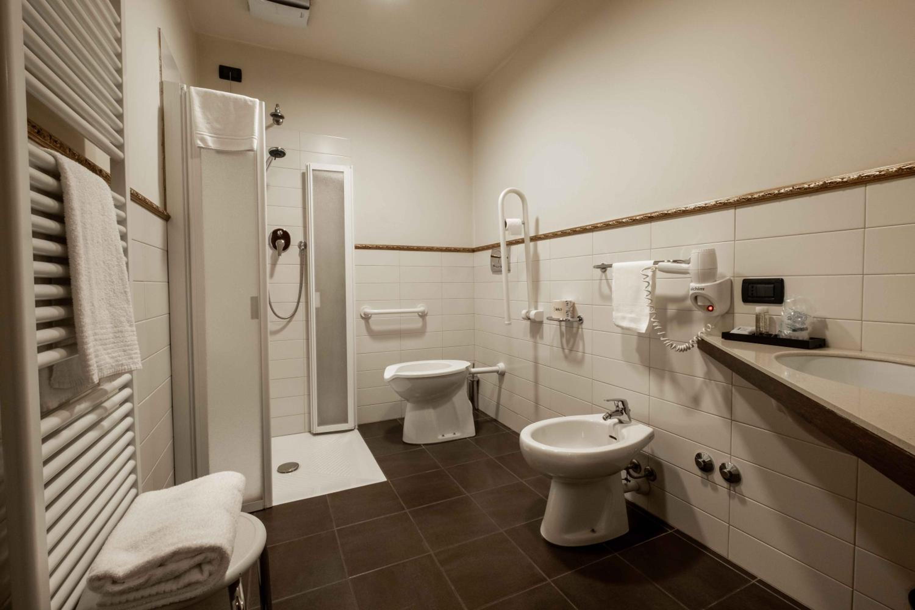 King Room - Disability Access photo 2
