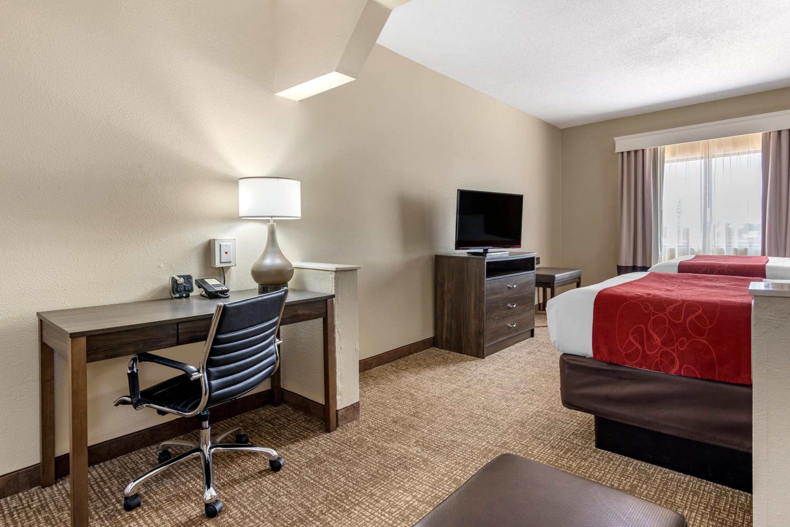 Queen Suite with Two Queen Beds - Photo 5