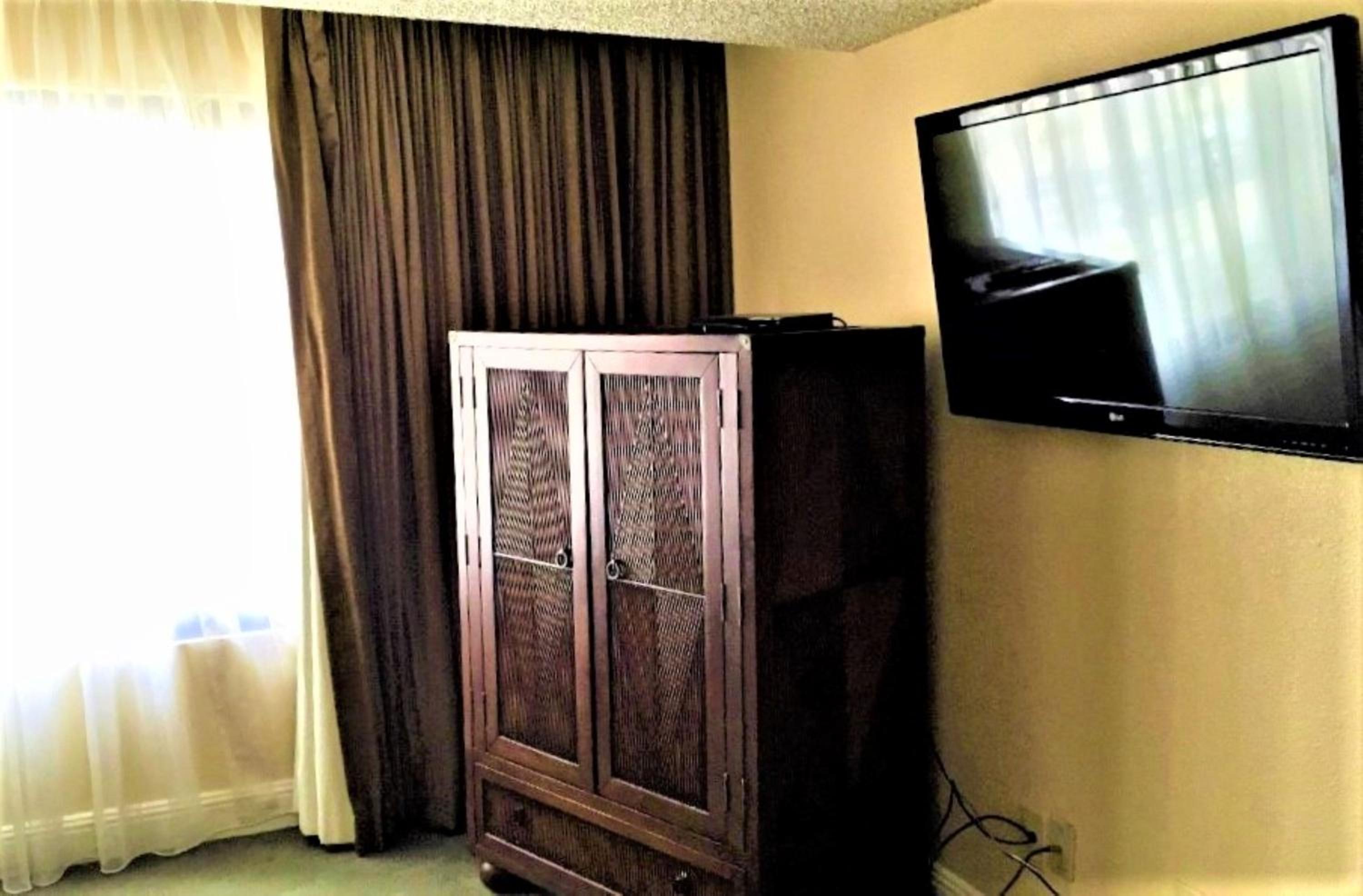 One-Bedroom Suite (No Resort Fee) - Photo 10