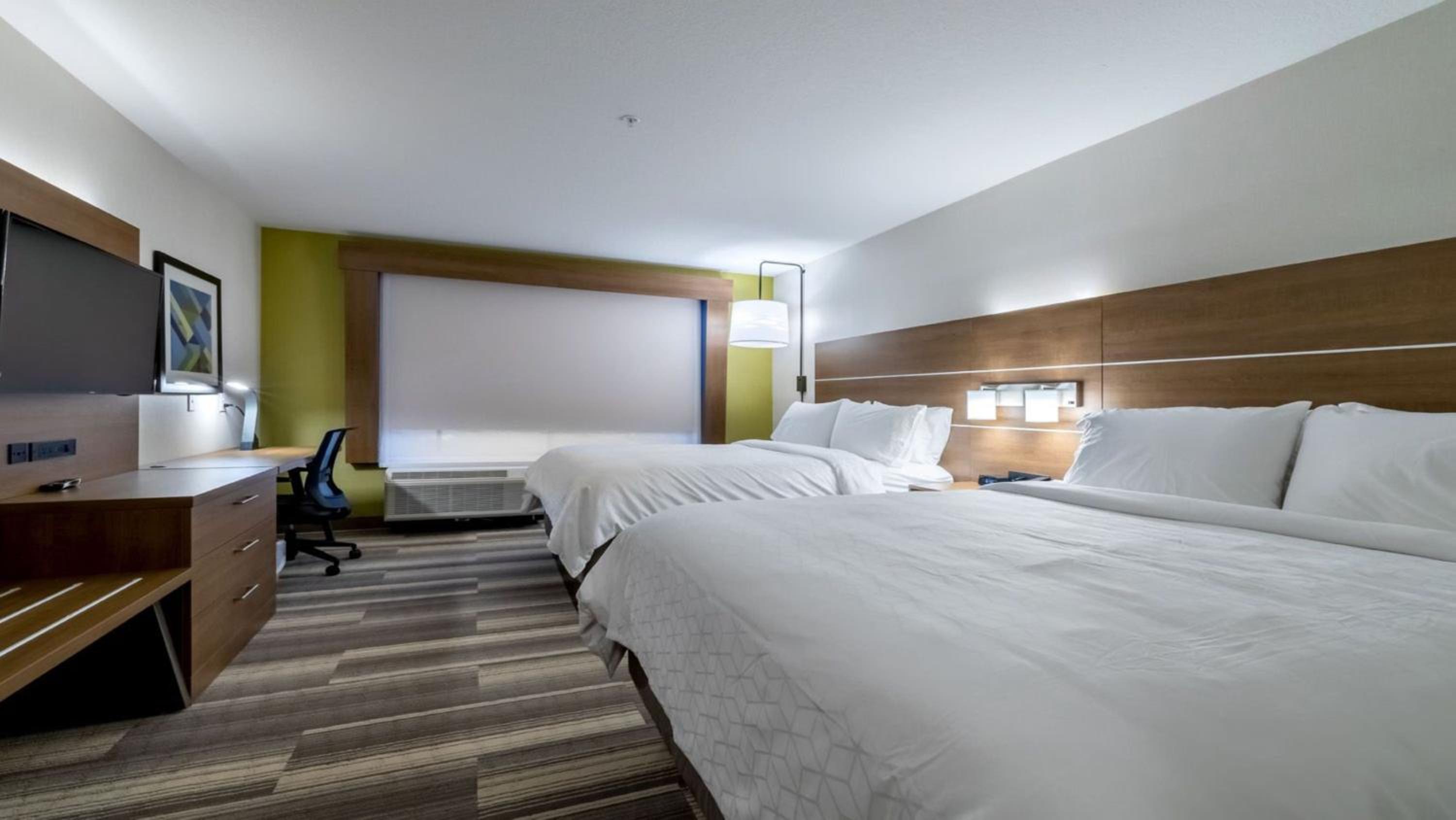Standard Queen Room with Two Queen Beds - Photo 2