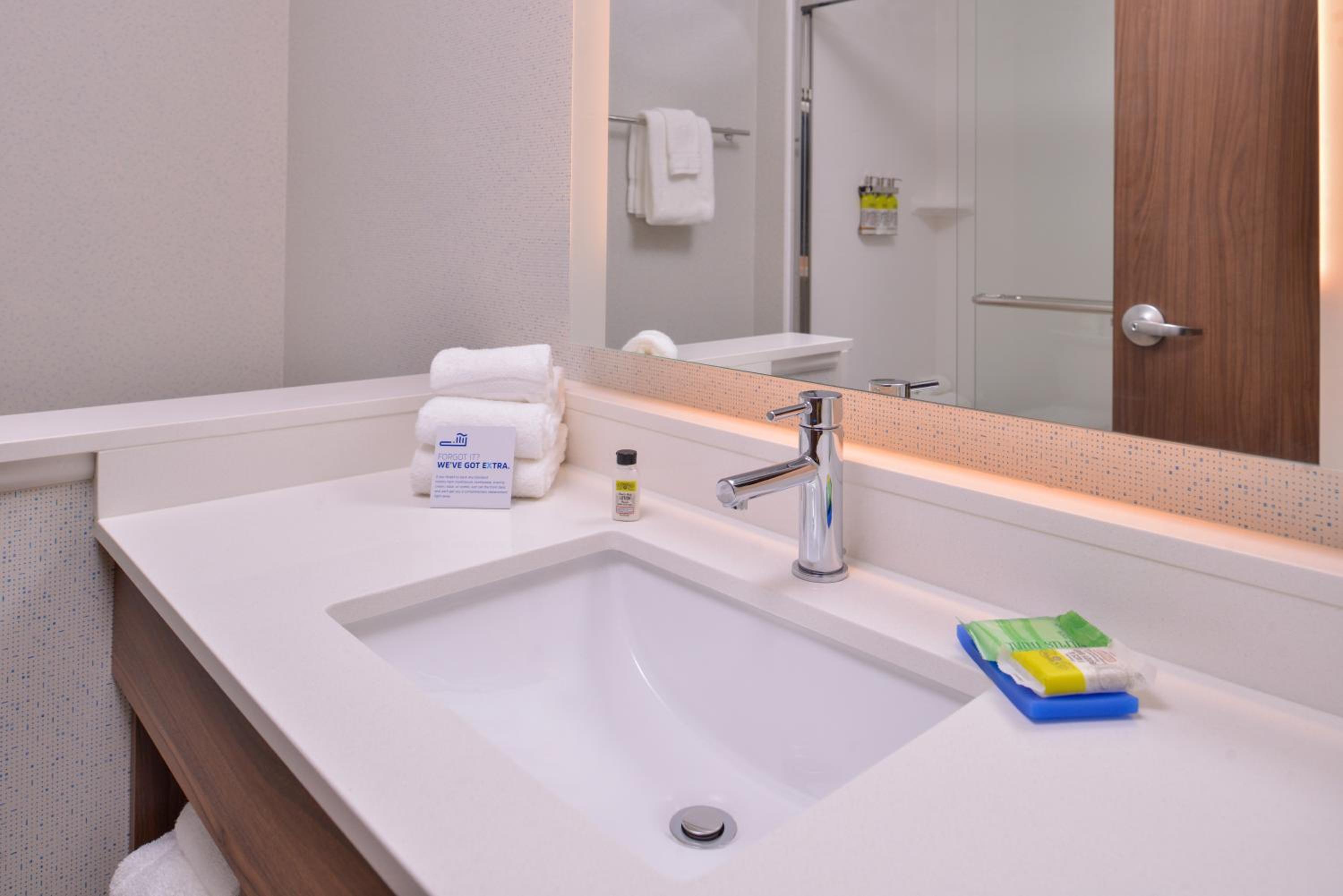 Standard King Room - Photo 7