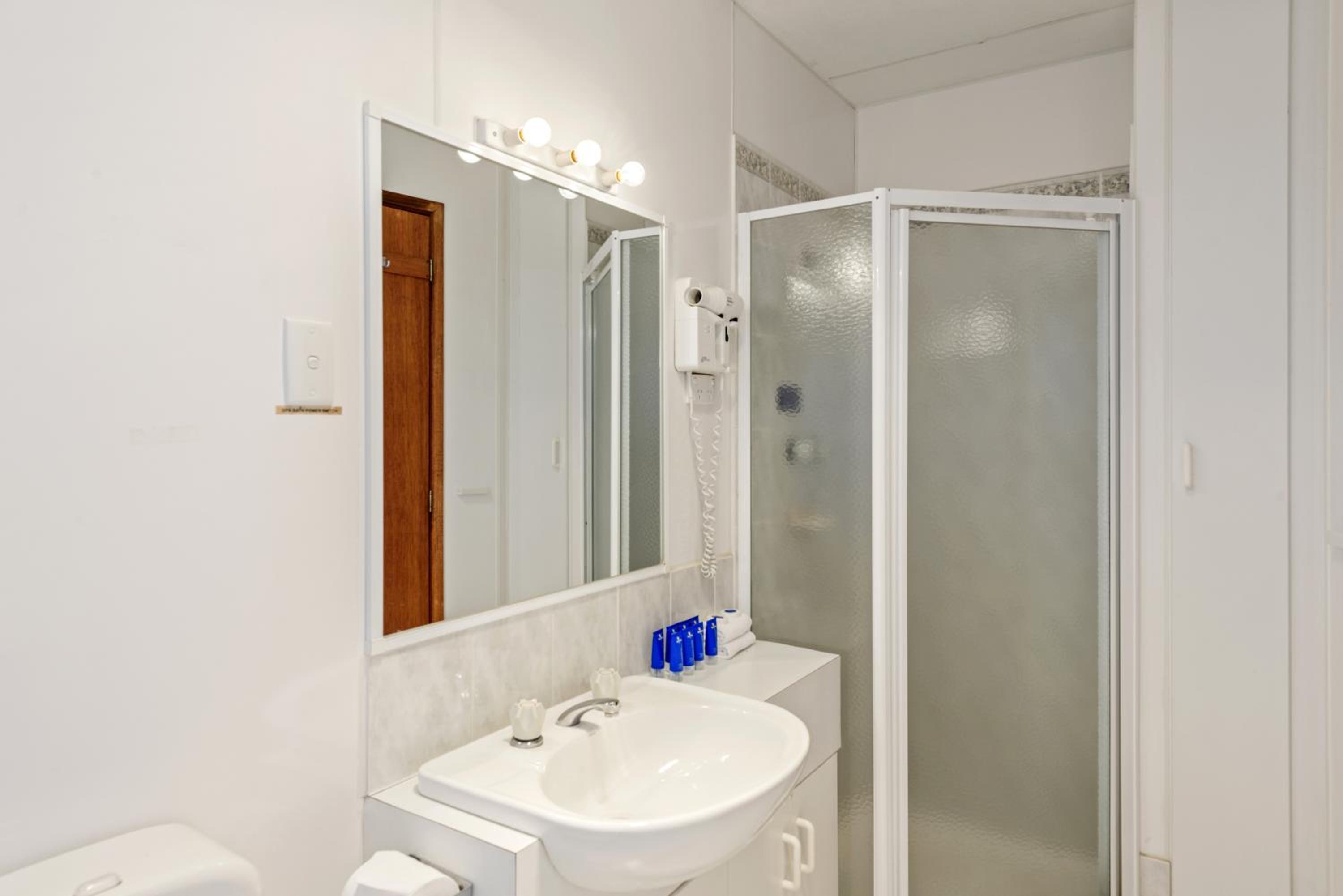 Standard 2 Bedroom Cabin - Sleeps 6 - Photo 4