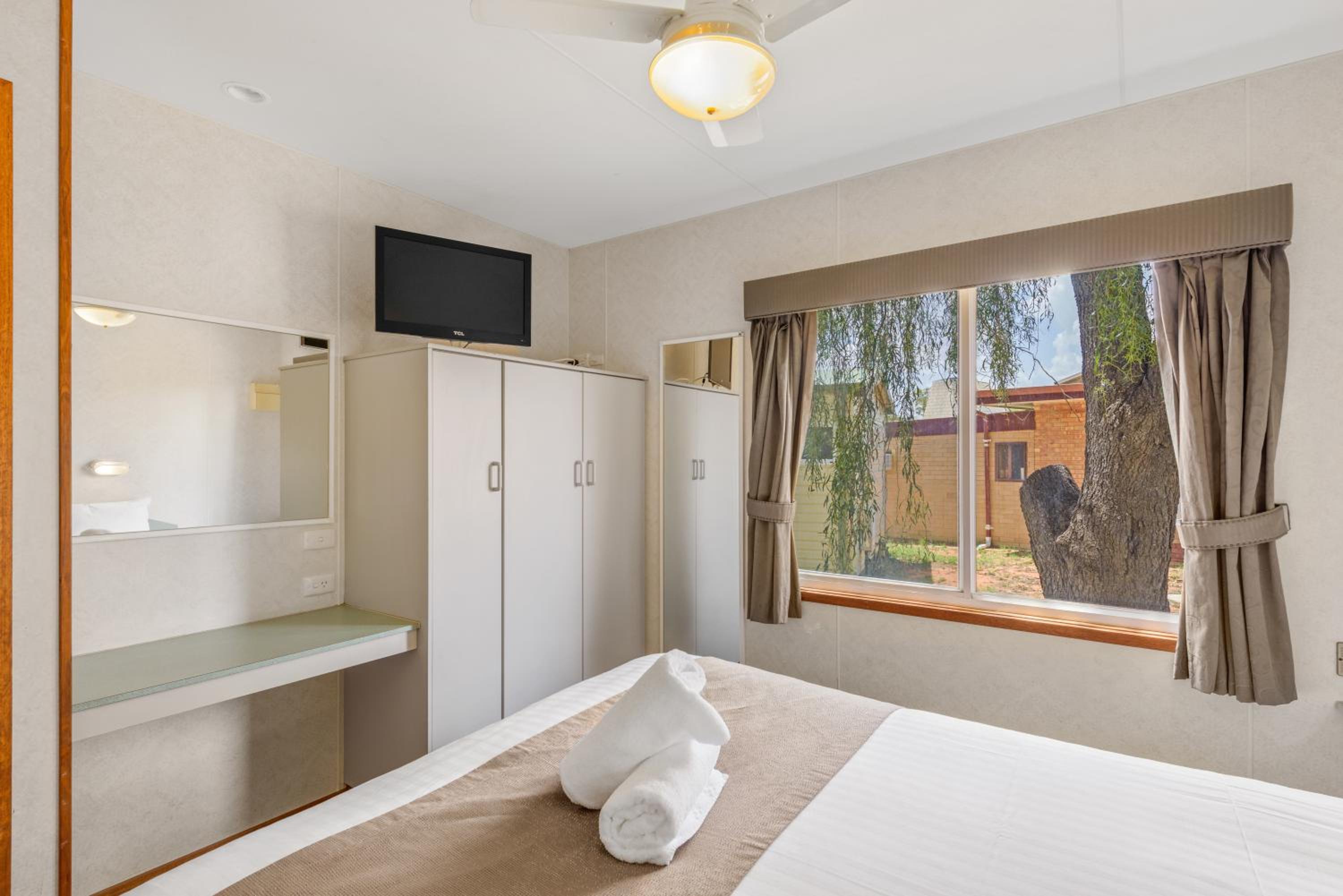 Standard 2 Bedroom Cabin - Sleeps 6 - Photo 6