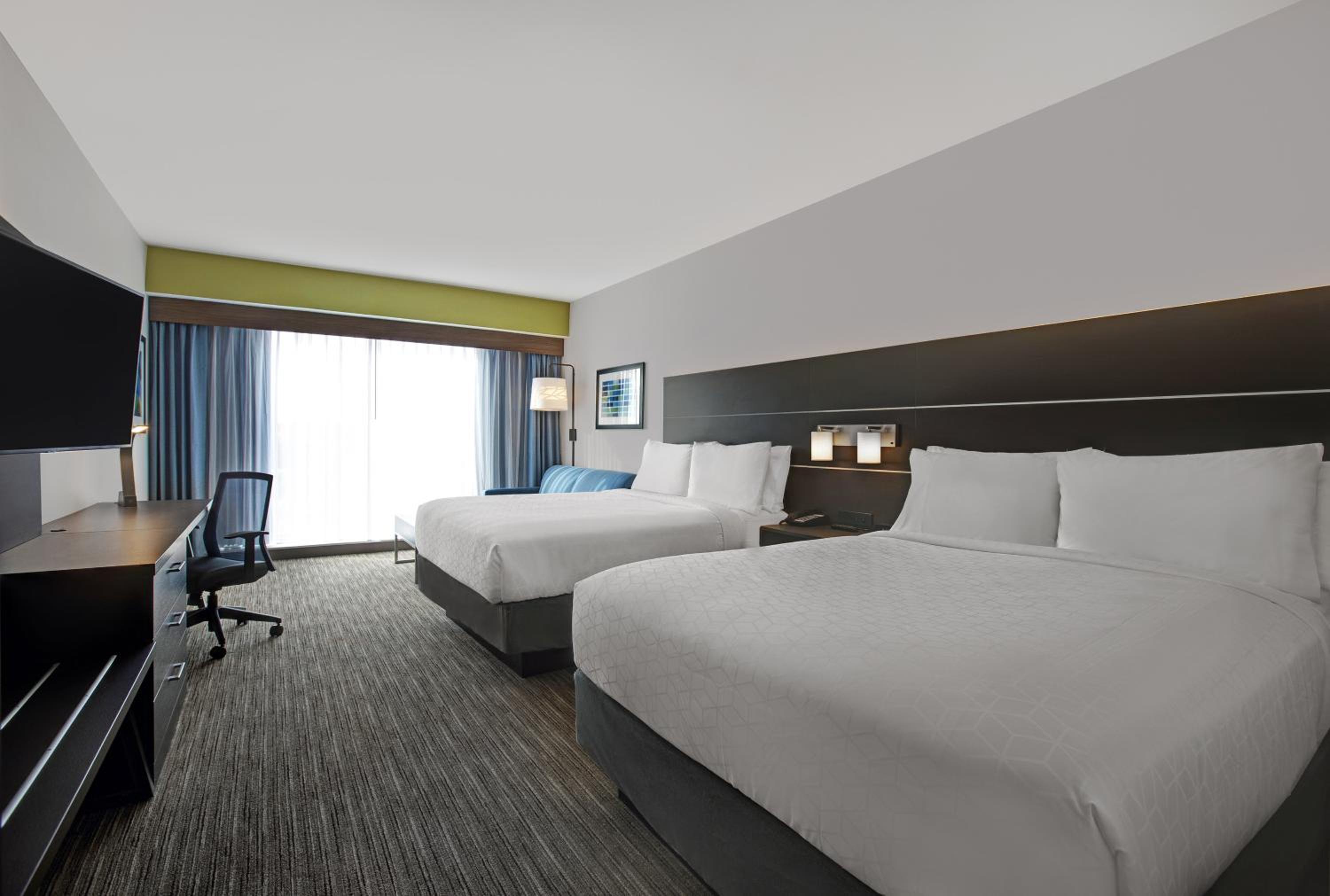 Queen Room with Two Queen Beds - Mobility Access Tub/Non-Smoking - Photo 8