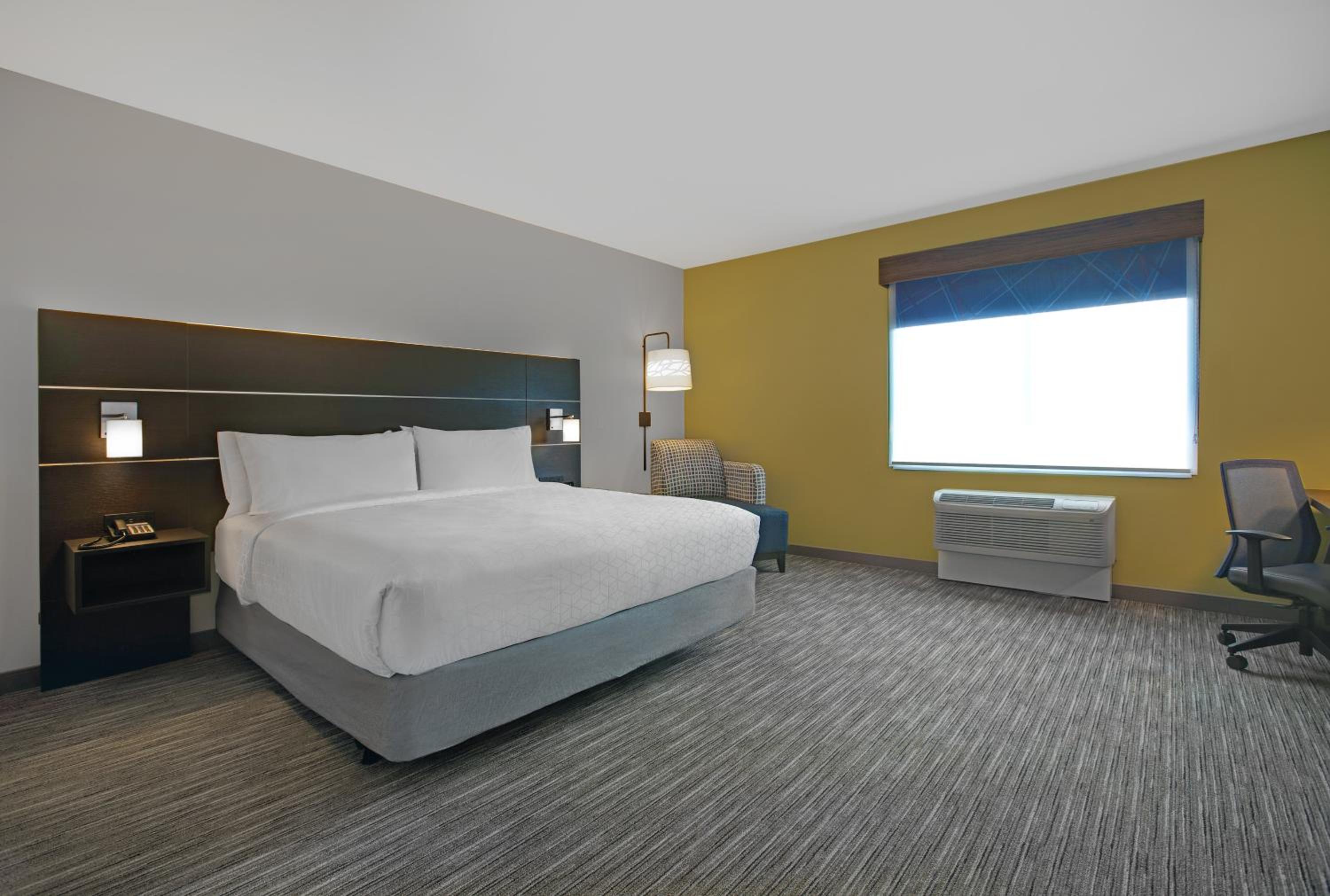 Standard King Room - Photo 5