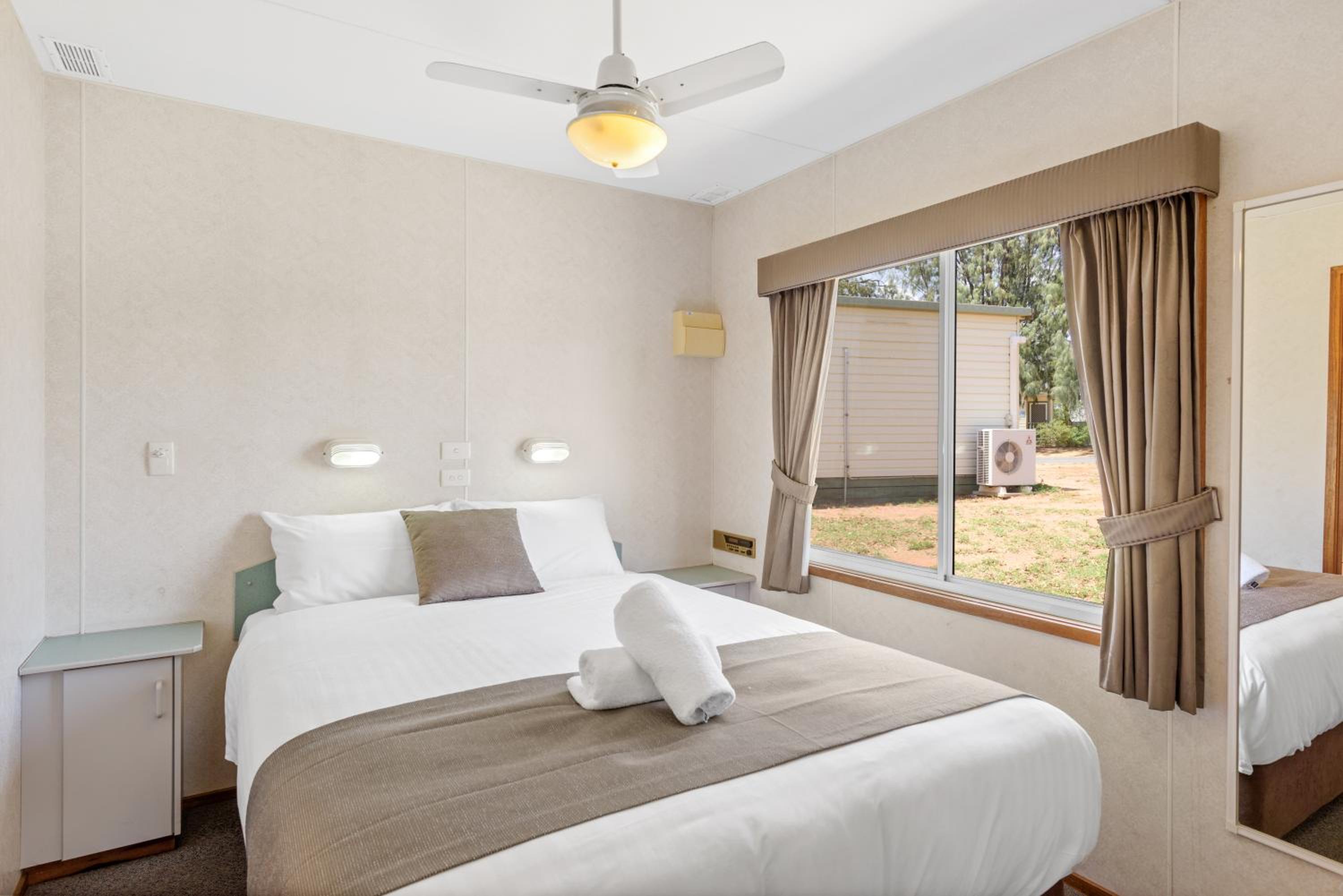 Standard 1 Bedroom Cabin - Sleeps 2 - Photo 4