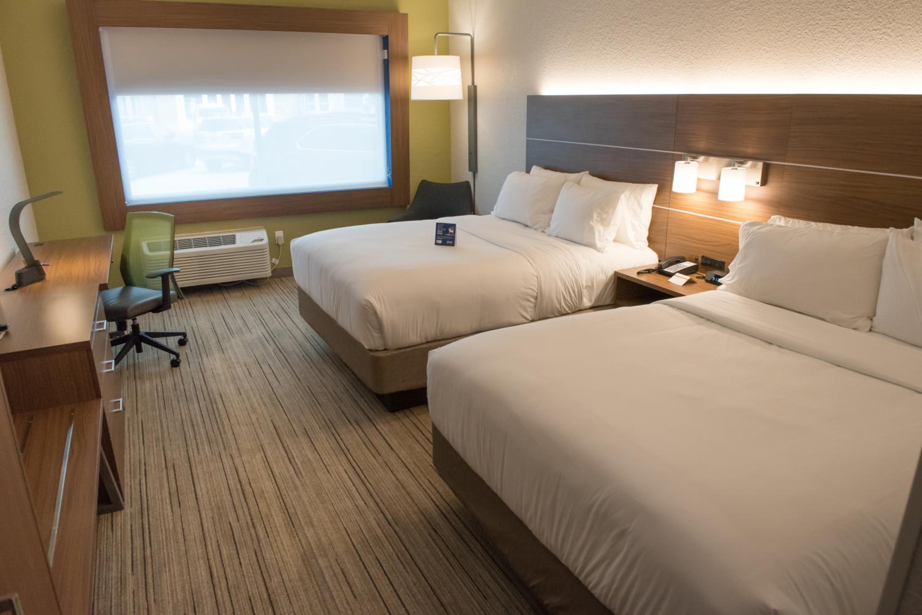 Standard Queen Room with Two Queen Beds - Communications Accessible photo 2