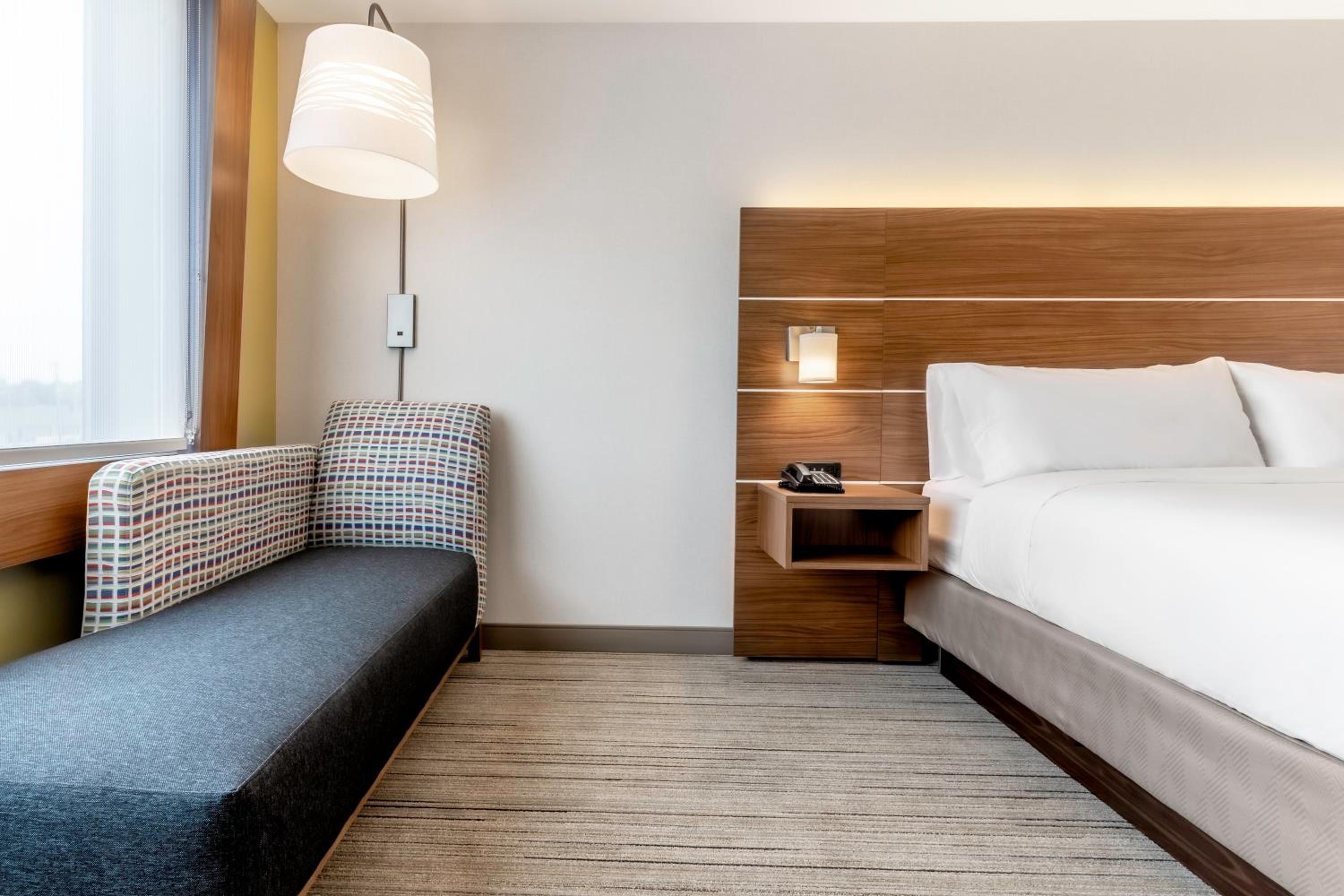 Standard King Room - Photo 5
